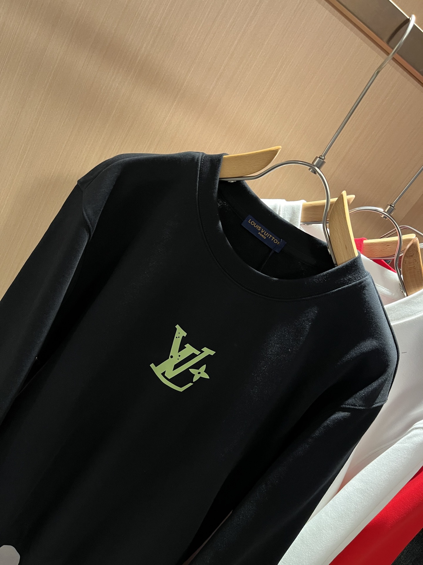 LouisVuitt*路易*登 2025秋冬卫衣全新系列单品上线，非常时髦前卫的一款男女同款短袖T恤，标