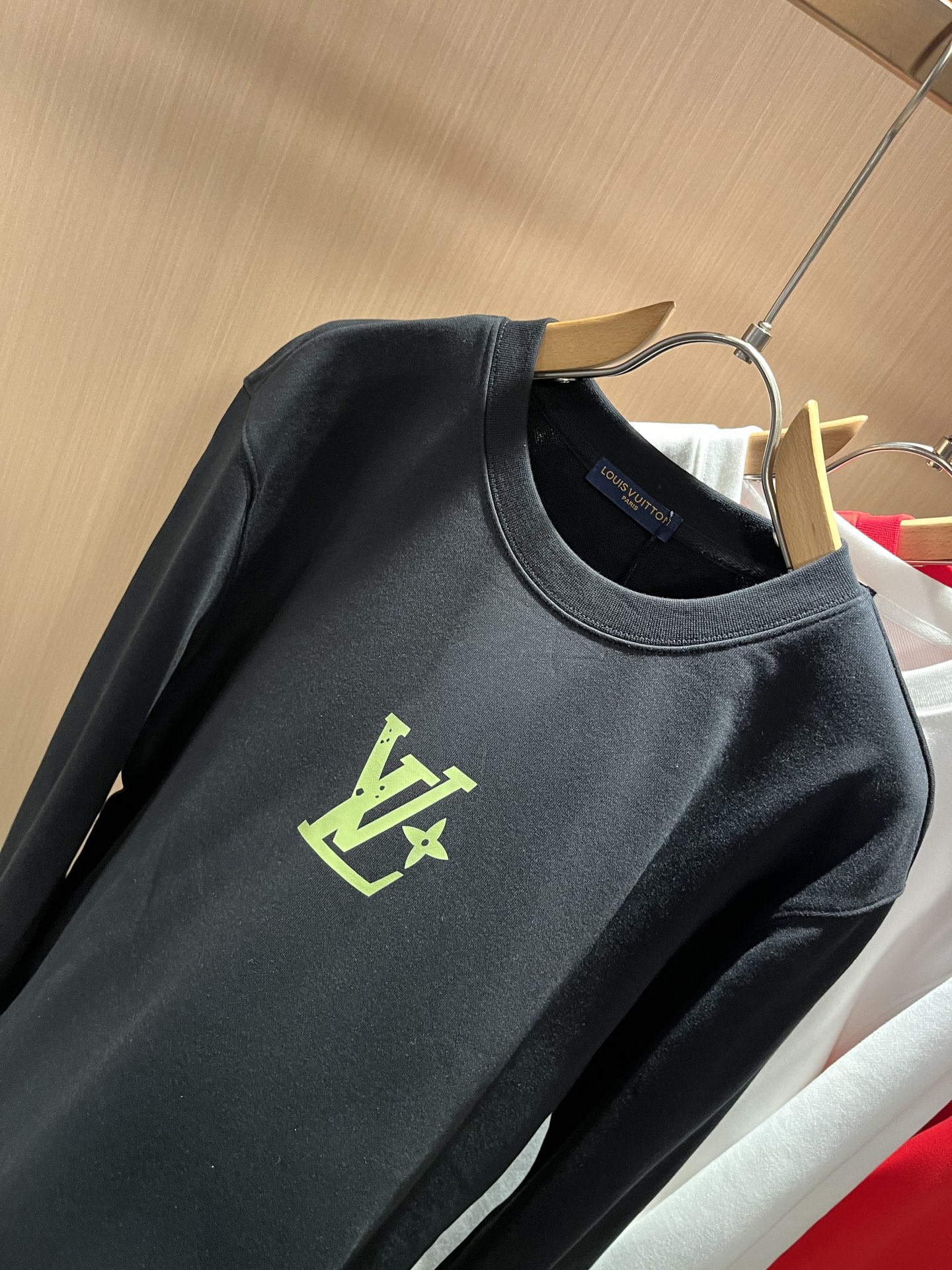 LouisVuitt*路易*登 2025秋冬卫衣全新系列单品上线，非常时髦前卫的一款男女同款短袖T恤，标