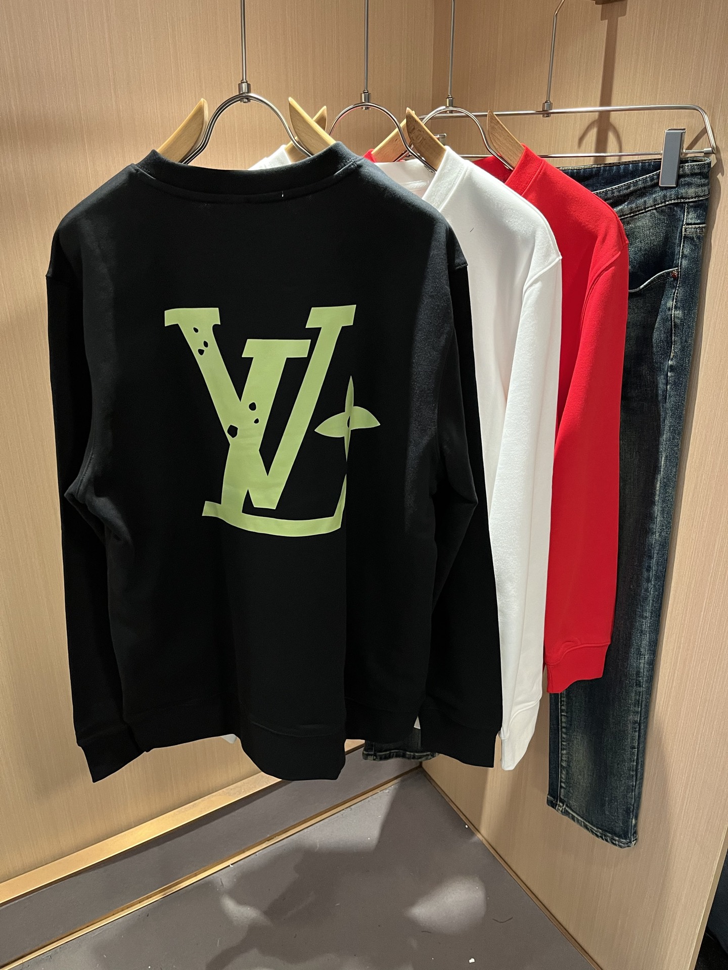 LouisVuitt*路易*登 2025秋冬卫衣全新系列单品上线，非常时髦前卫的一款男女同款短袖T恤，标