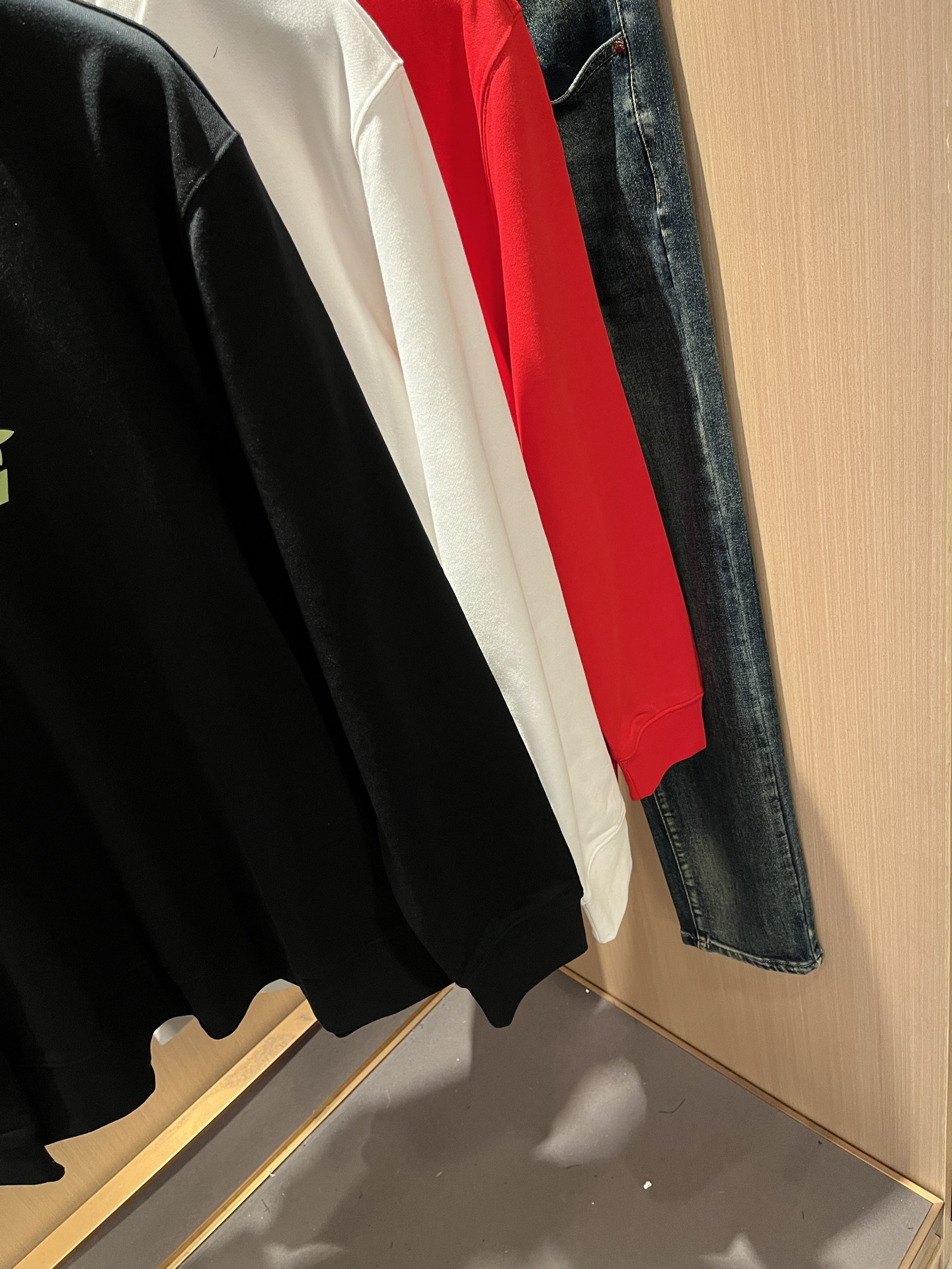 LouisVuitt*路易*登 2025秋冬卫衣全新系列单品上线，非常时髦前卫的一款男女同款短袖T恤，标