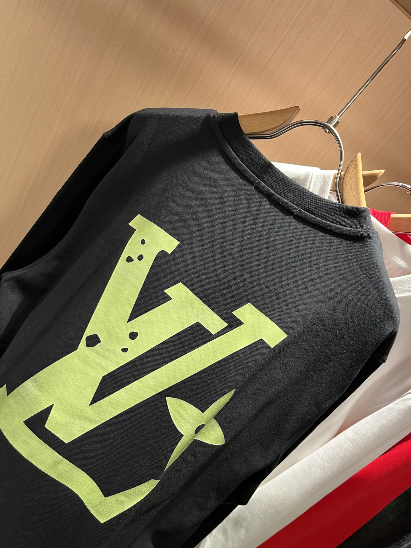 LouisVuitt*路易*登 2025秋冬卫衣全新系列单品上线，非常时髦前卫的一款男女同款短袖T恤，标