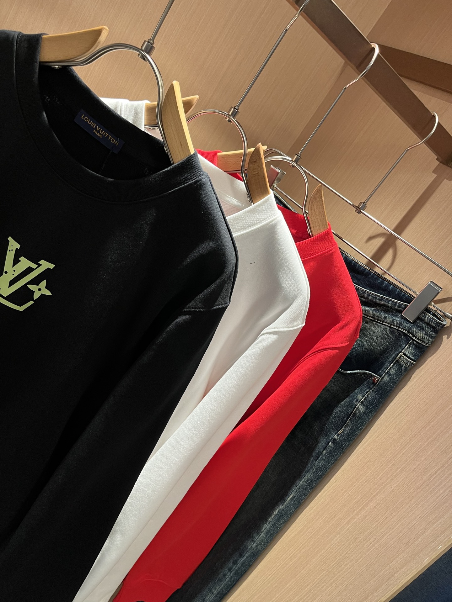 LouisVuitt*路易*登 2025秋冬卫衣全新系列单品上线，非常时髦前卫的一款男女同款短袖T恤，标