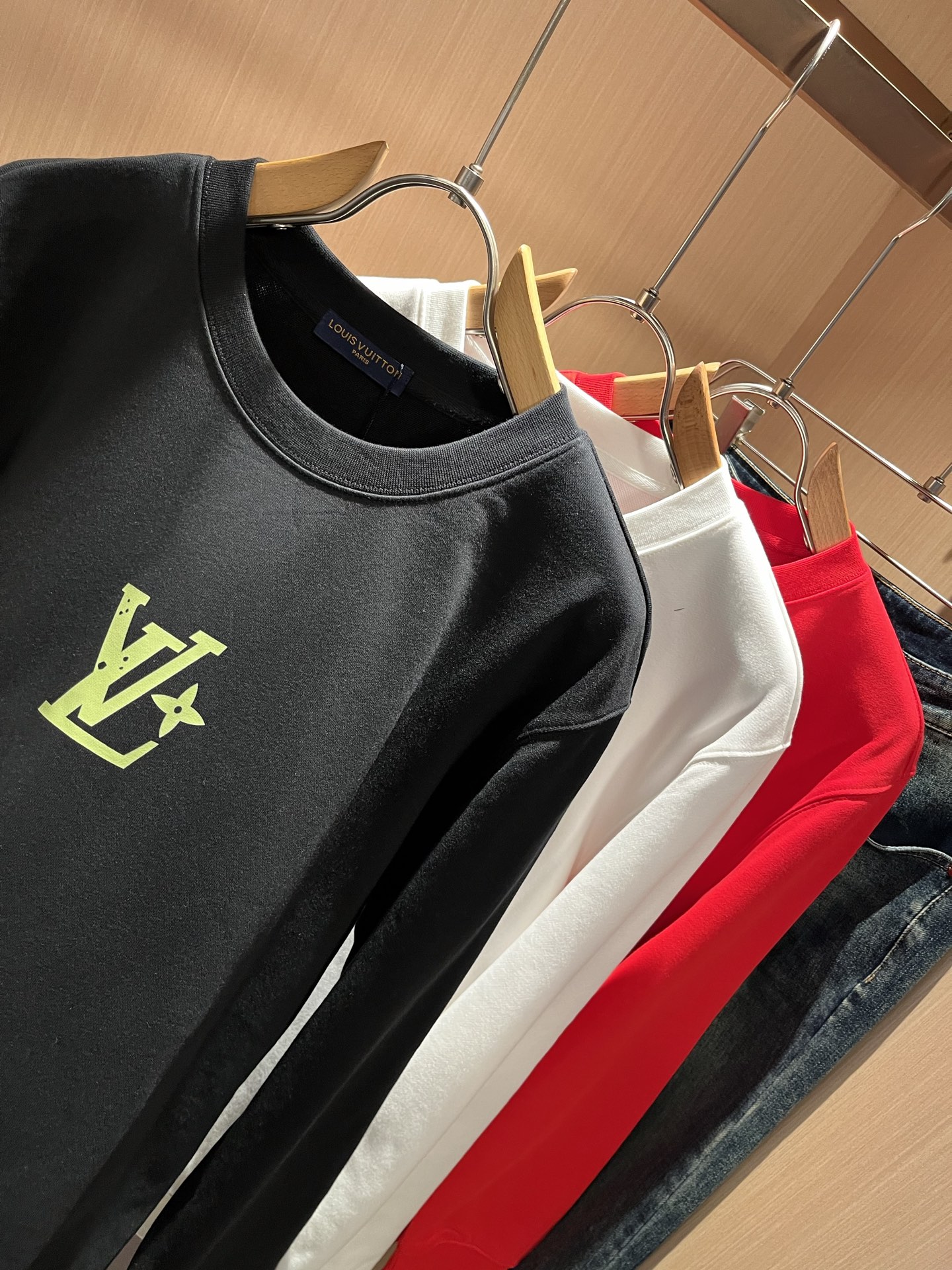 LouisVuitt*路易*登 2025秋冬卫衣全新系列单品上线，非常时髦前卫的一款男女同款短袖T恤，标