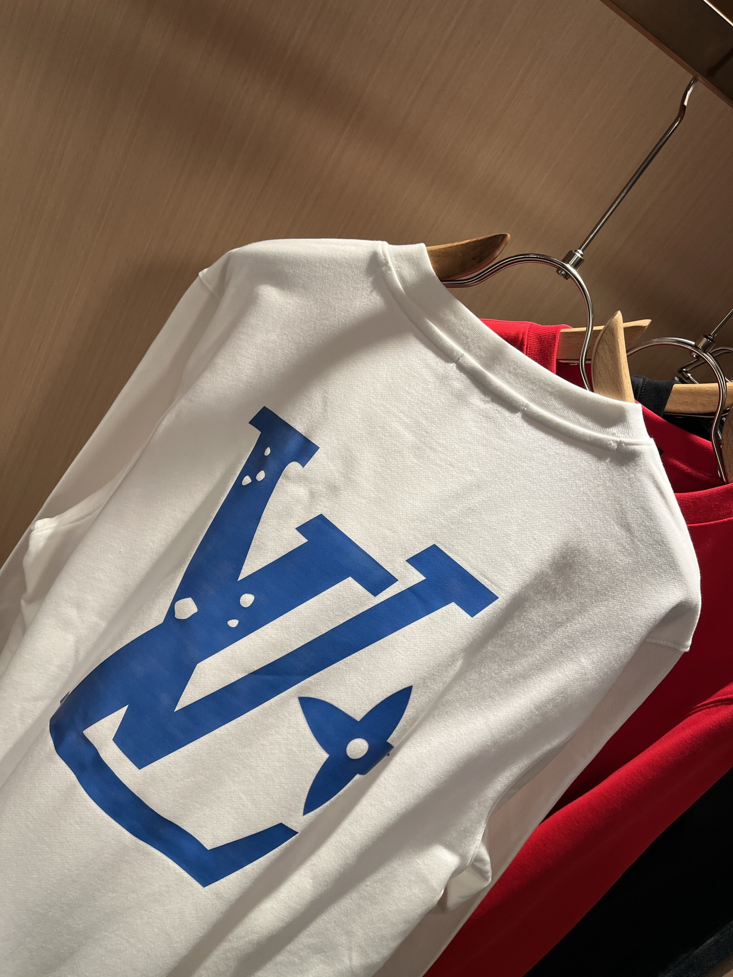 LouisVuitt*路易*登 2025秋冬卫衣全新系列单品上线，非常时髦前卫的一款男女同款短袖T恤，标