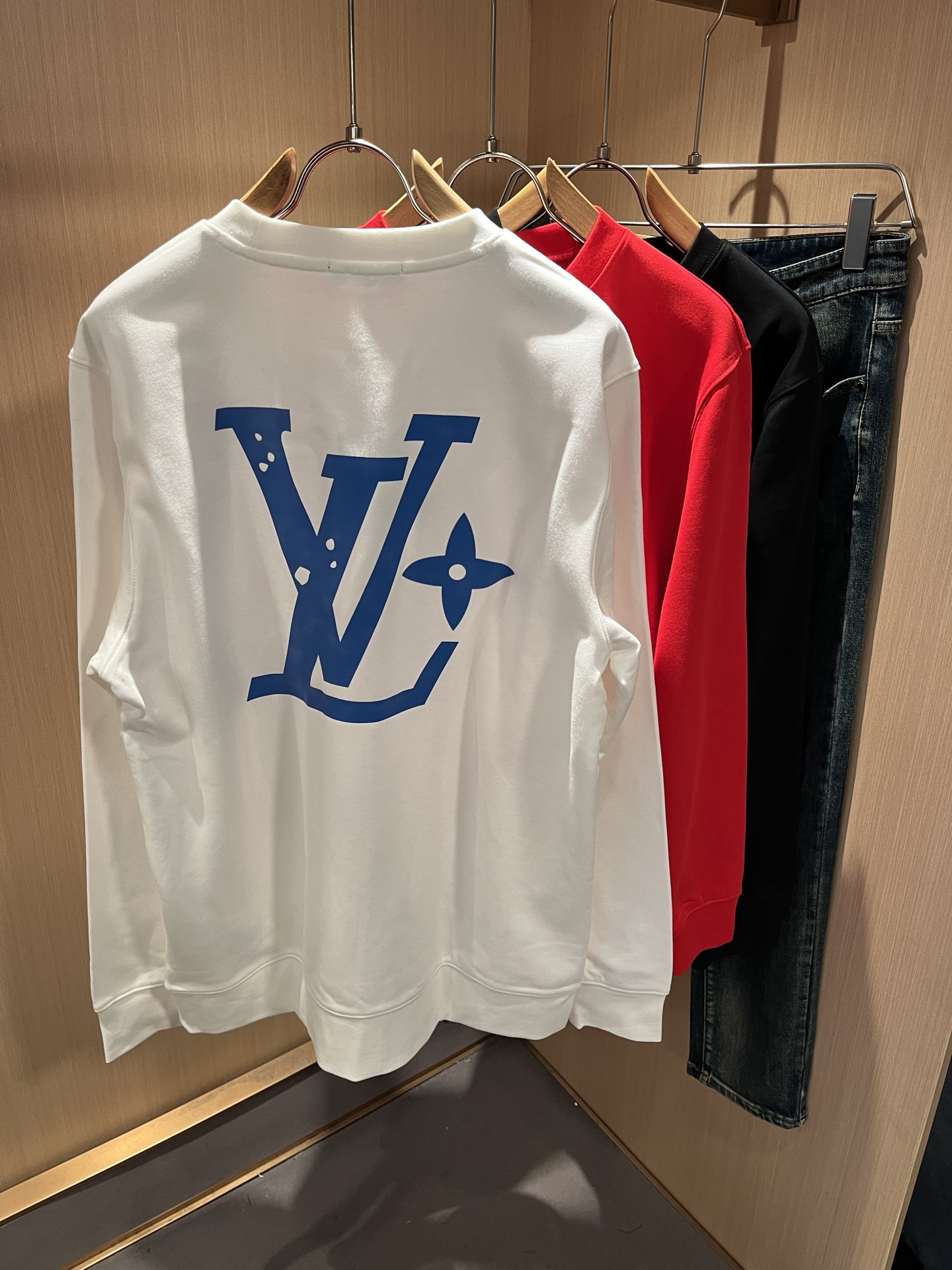 LouisVuitt*路易*登 2025秋冬卫衣全新系列单品上线，非常时髦前卫的一款男女同款短袖T恤，标