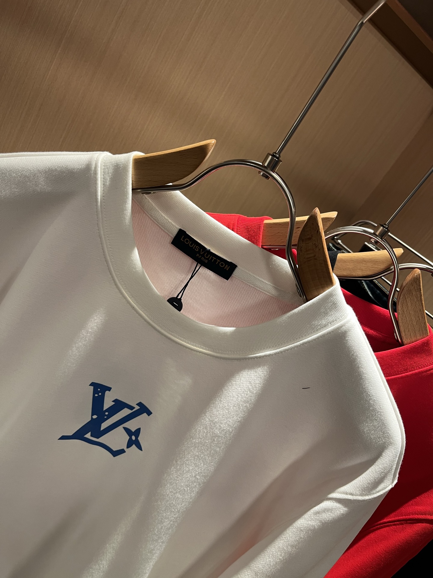 LouisVuitt*路易*登 2025秋冬卫衣全新系列单品上线，非常时髦前卫的一款男女同款短袖T恤，标