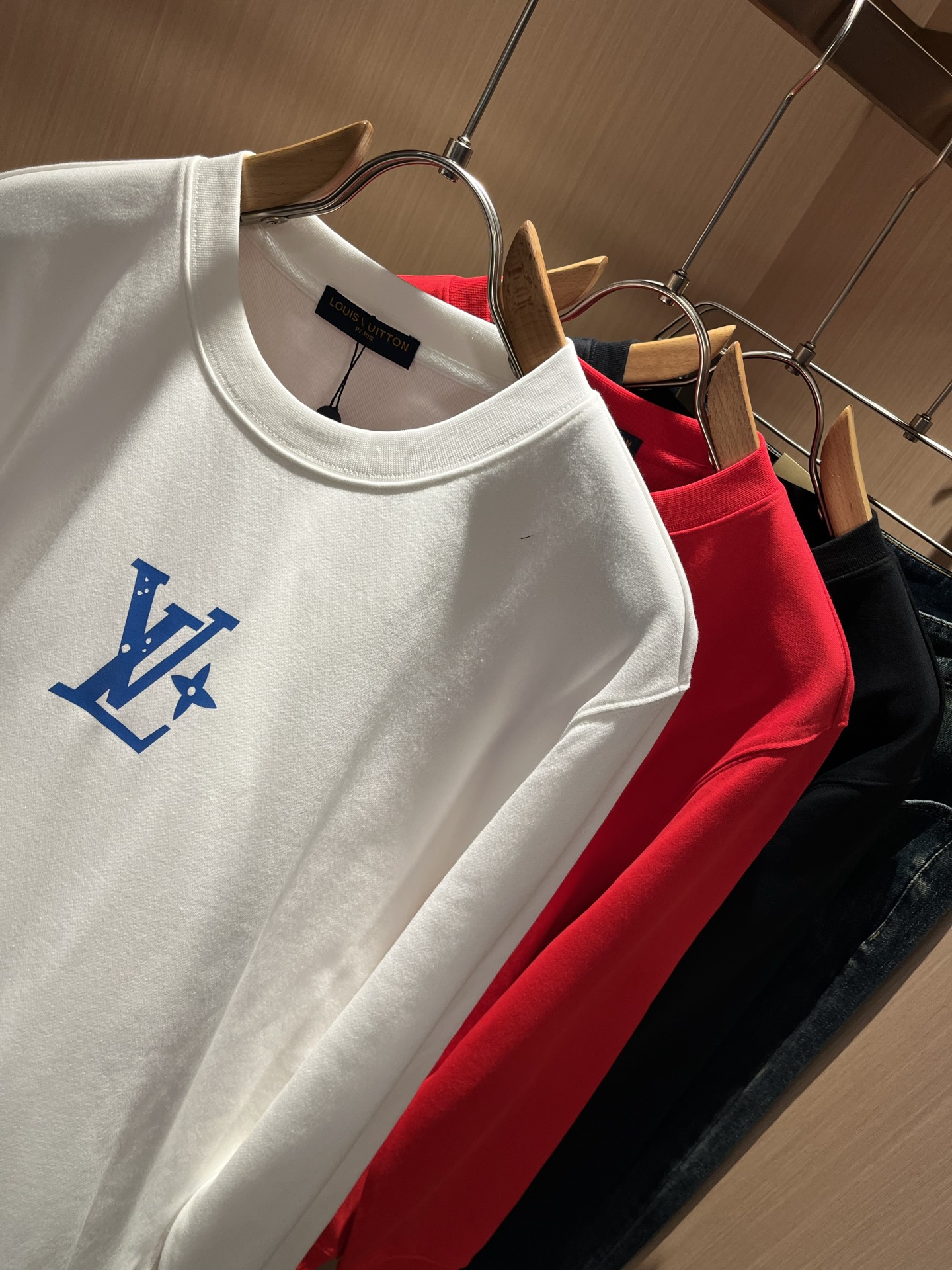 LouisVuitt*路易*登 2025秋冬卫衣全新系列单品上线，非常时髦前卫的一款男女同款短袖T恤，标