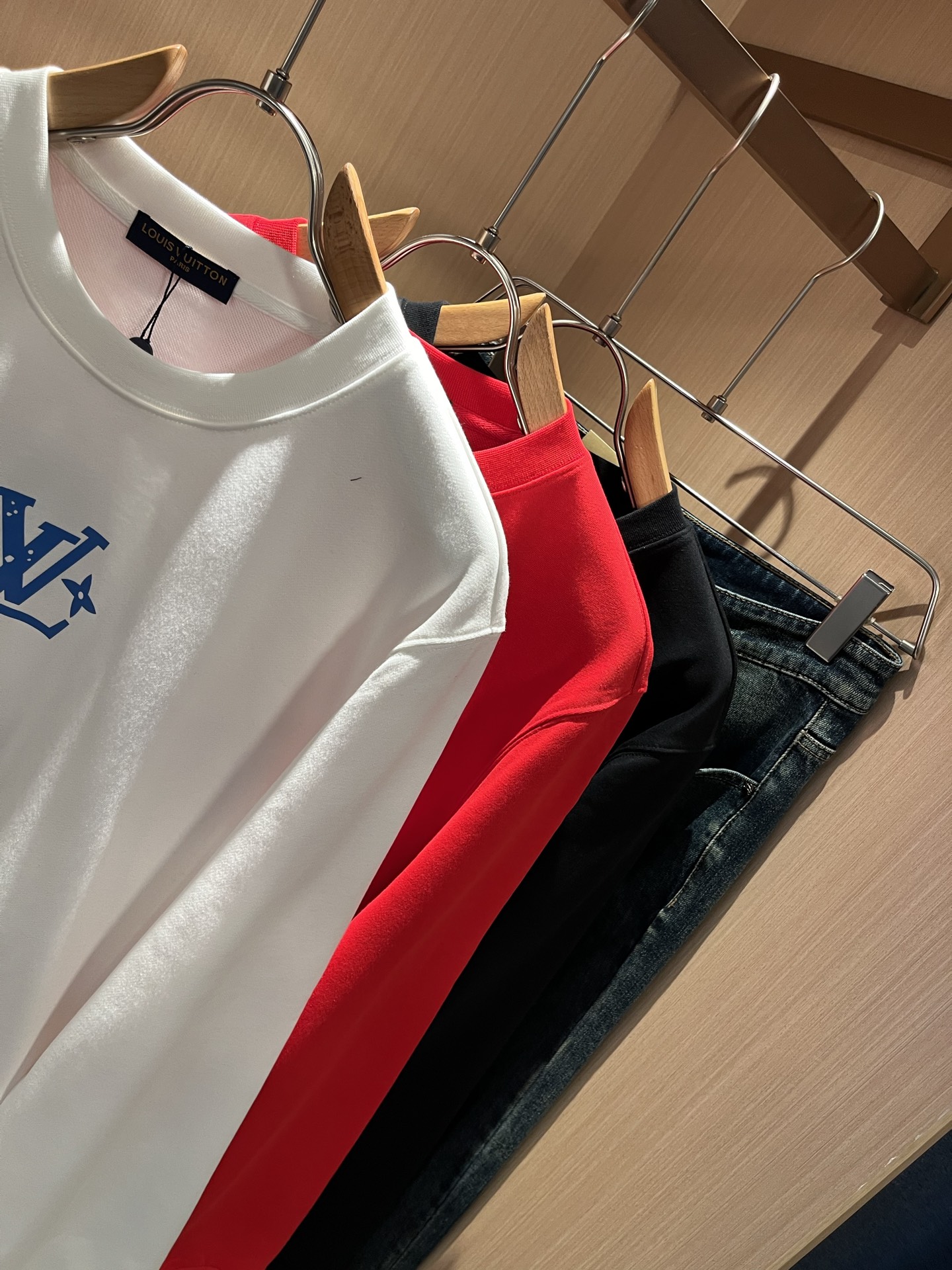 LouisVuitt*路易*登 2025秋冬卫衣全新系列单品上线，非常时髦前卫的一款男女同款短袖T恤，标