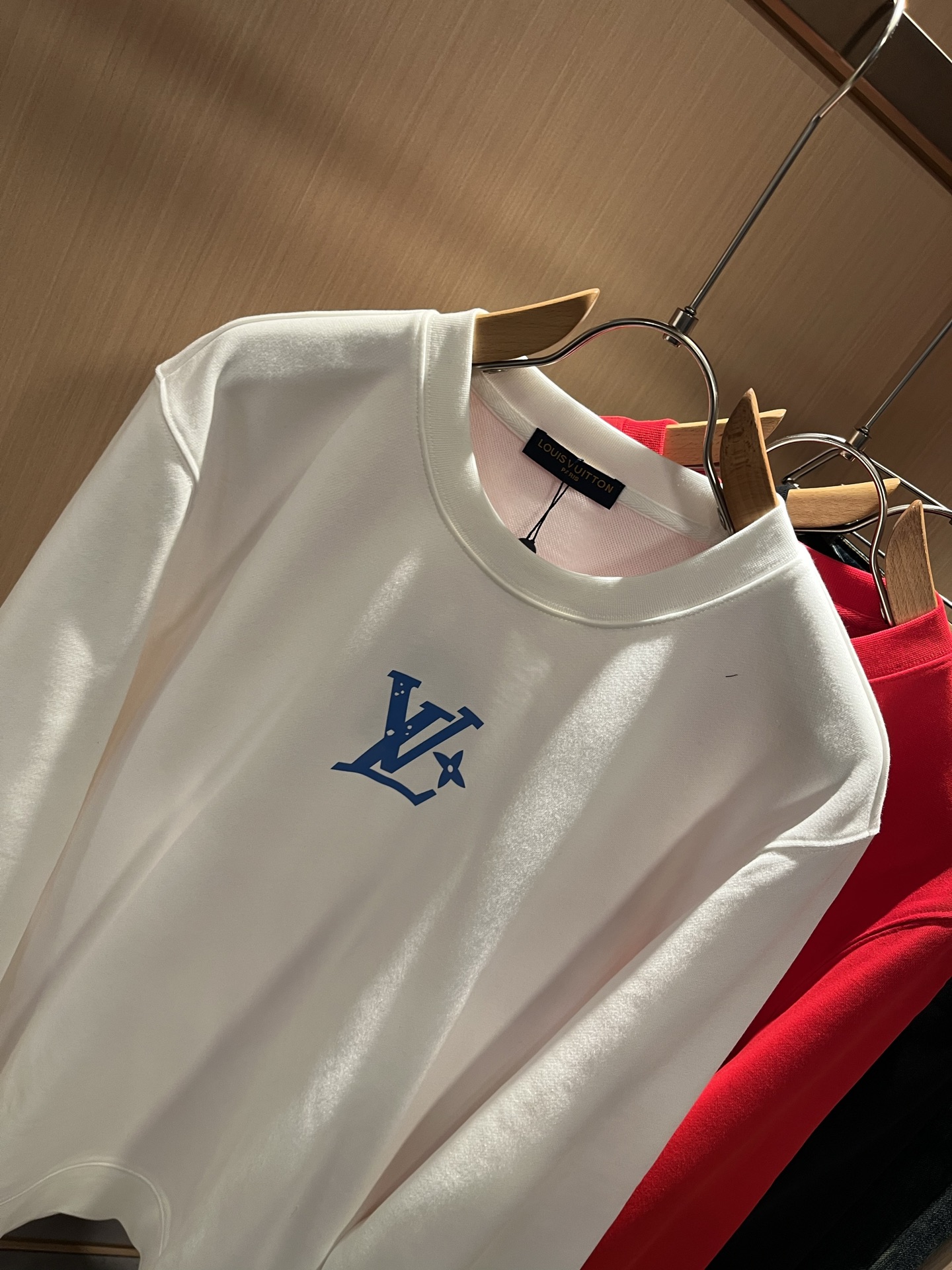 LouisVuitt*路易*登 2025秋冬卫衣全新系列单品上线，非常时髦前卫的一款男女同款短袖T恤，标