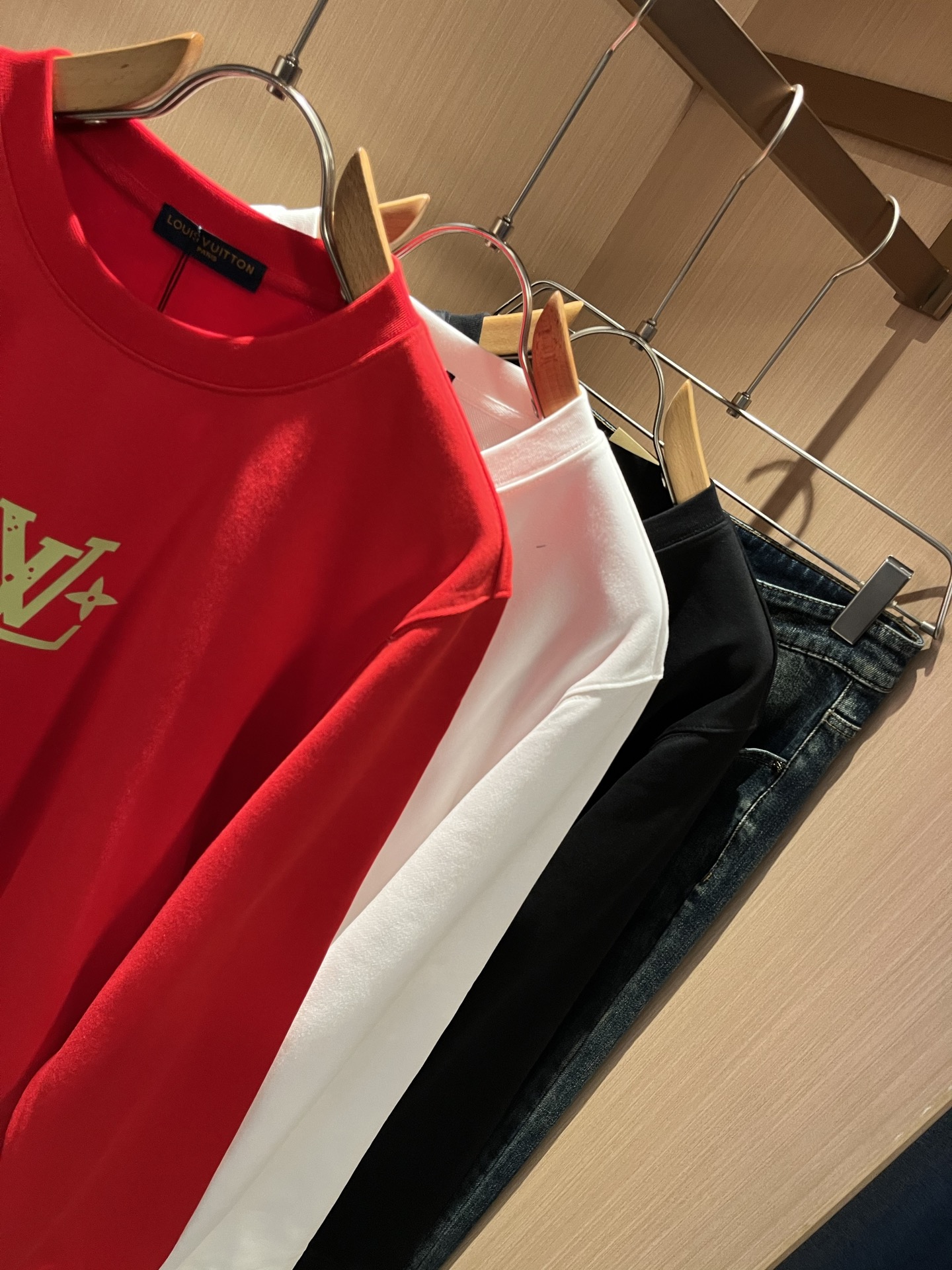 LouisVuitt*路易*登 2025秋冬卫衣全新系列单品上线，非常时髦前卫的一款男女同款短袖T恤，标