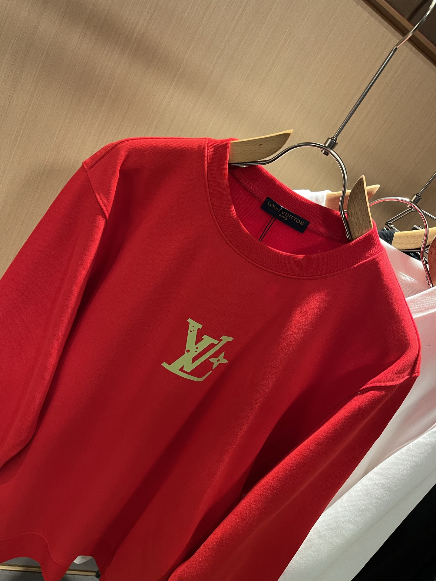 LouisVuitt*路易*登 2025秋冬卫衣全新系列单品上线，非常时髦前卫的一款男女同款短袖T恤，标