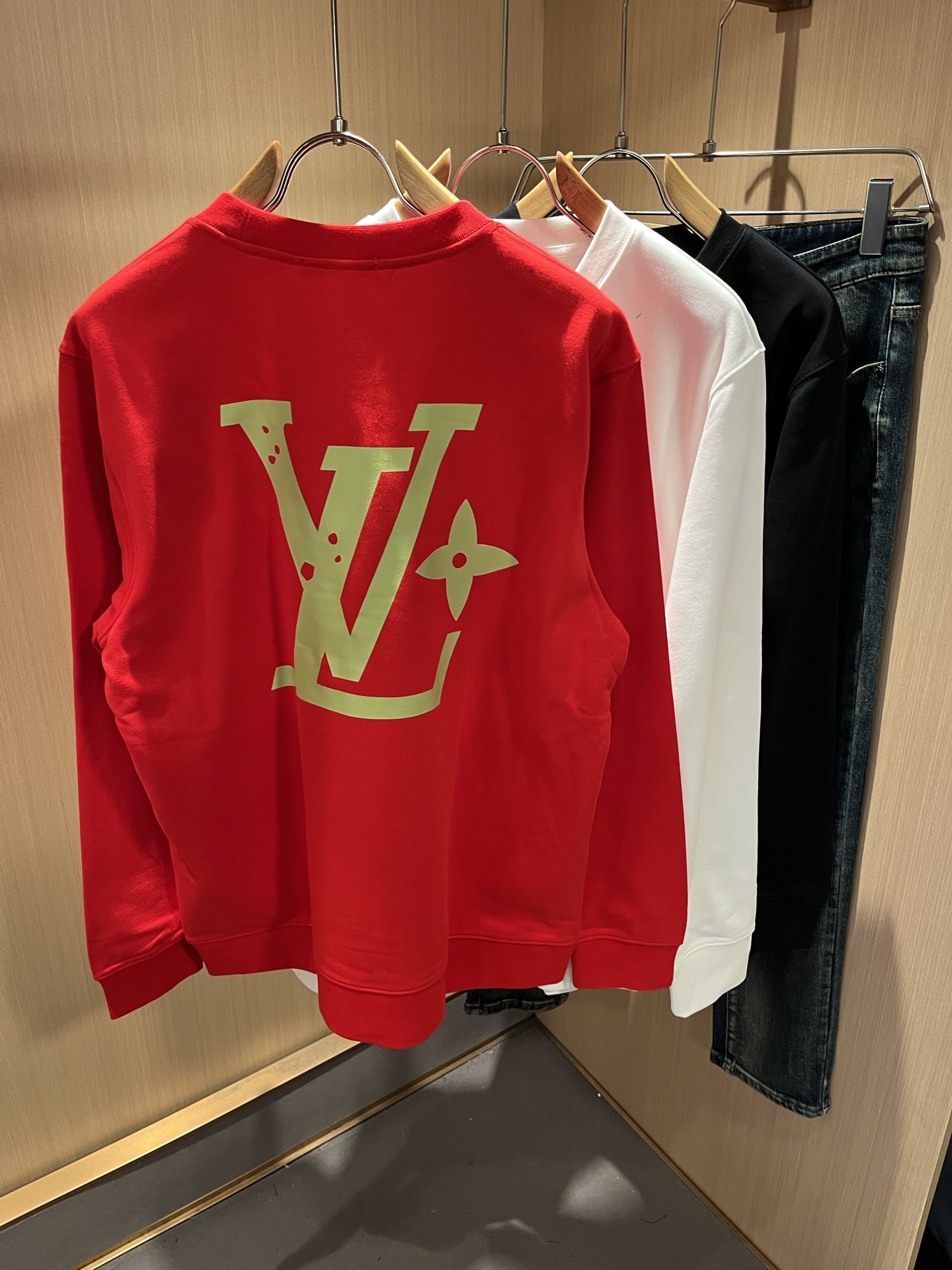 LouisVuitt*路易*登 2025秋冬卫衣全新系列单品上线，非常时髦前卫的一款男女同款短袖T恤，标