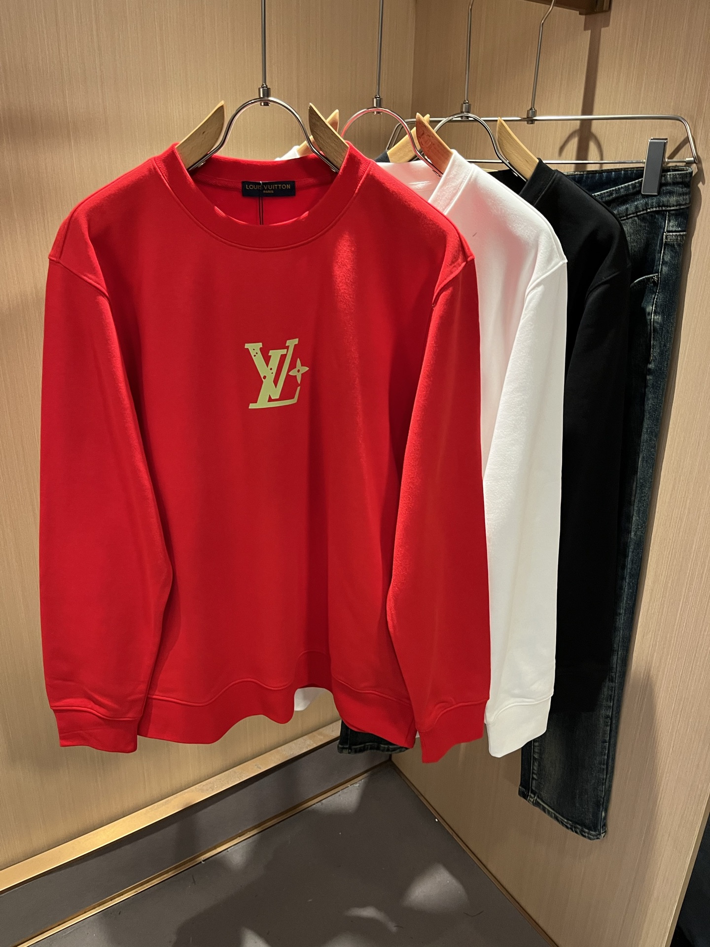 LouisVuitt*路易*登 2025秋冬卫衣全新系列单品上线，非常时髦前卫的一款男女同款短袖T恤，标