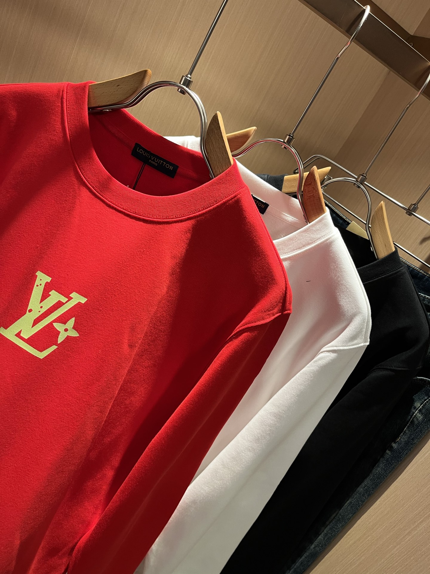 LouisVuitt*路易*登 2025秋冬卫衣全新系列单品上线，非常时髦前卫的一款男女同款短袖T恤，标