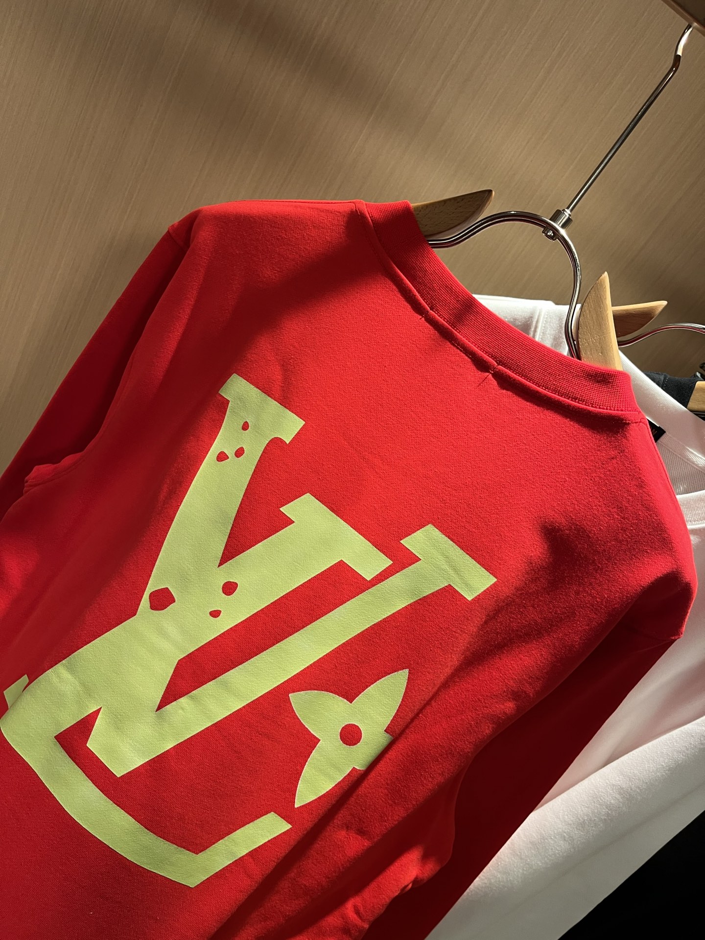 LouisVuitt*路易*登 2025秋冬卫衣全新系列单品上线，非常时髦前卫的一款男女同款短袖T恤，标