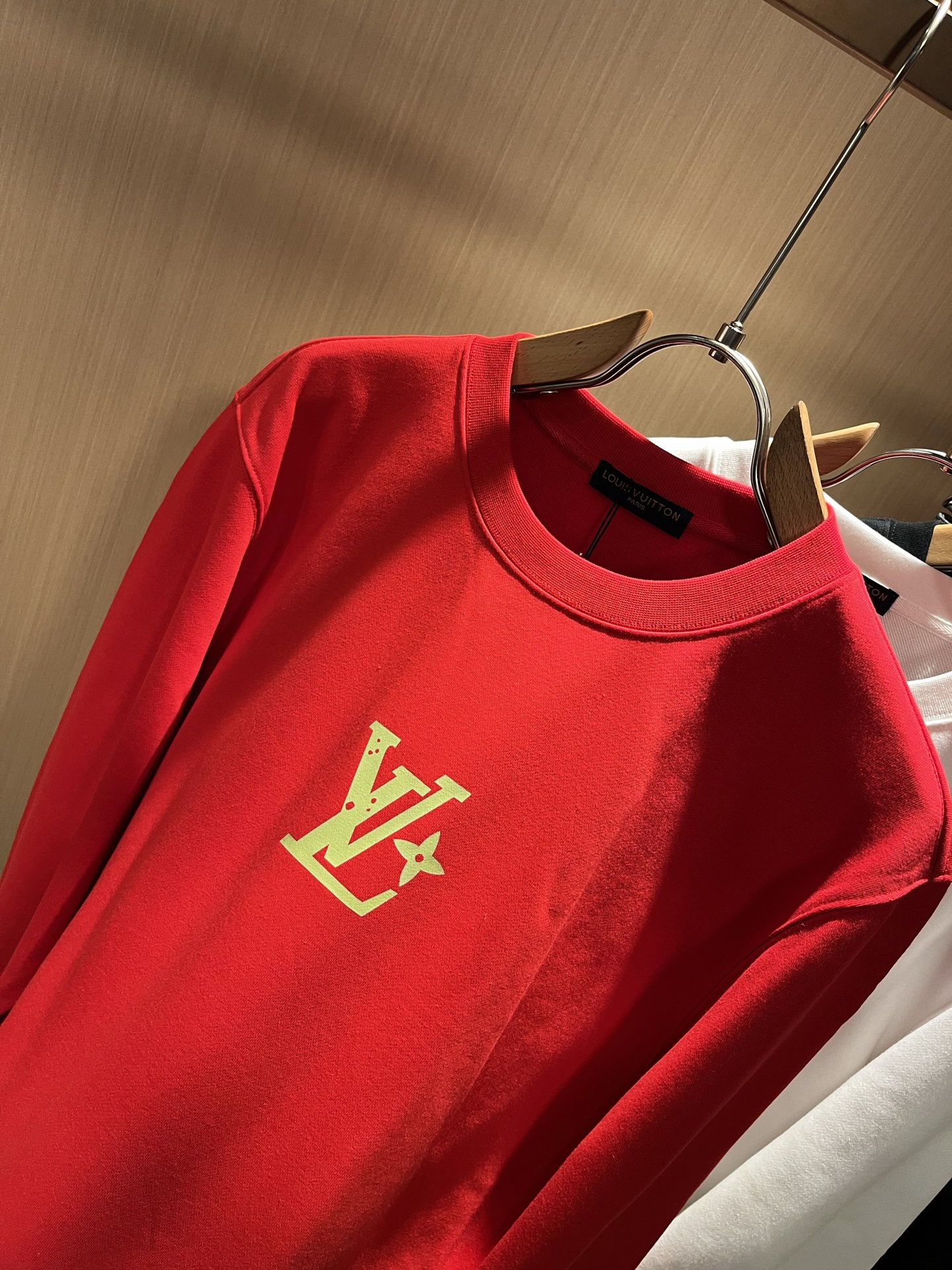 LouisVuitt*路易*登 2025秋冬卫衣全新系列单品上线，非常时髦前卫的一款男女同款短袖T恤，标