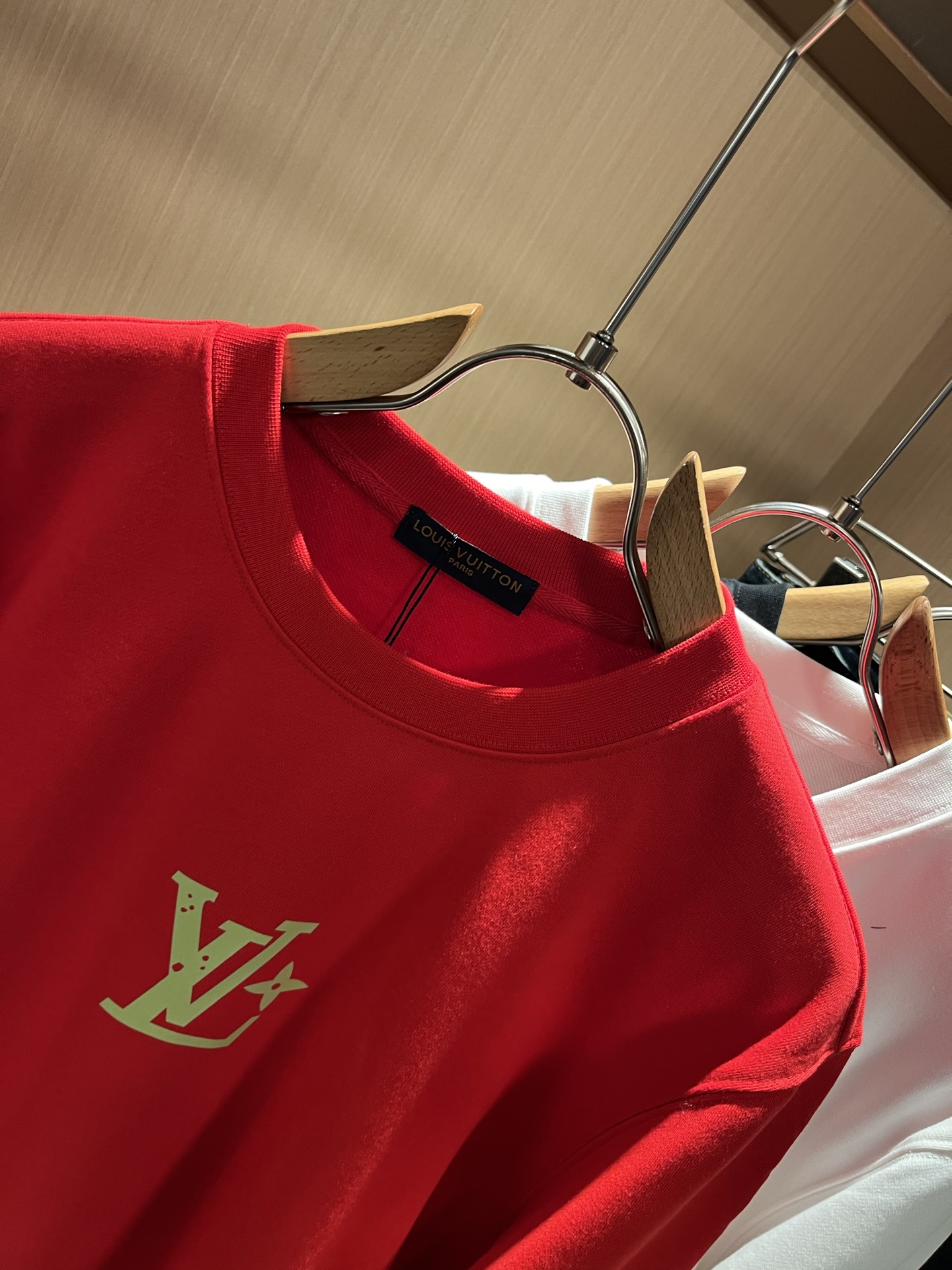 LouisVuitt*路易*登 2025秋冬卫衣全新系列单品上线，非常时髦前卫的一款男女同款短袖T恤，标