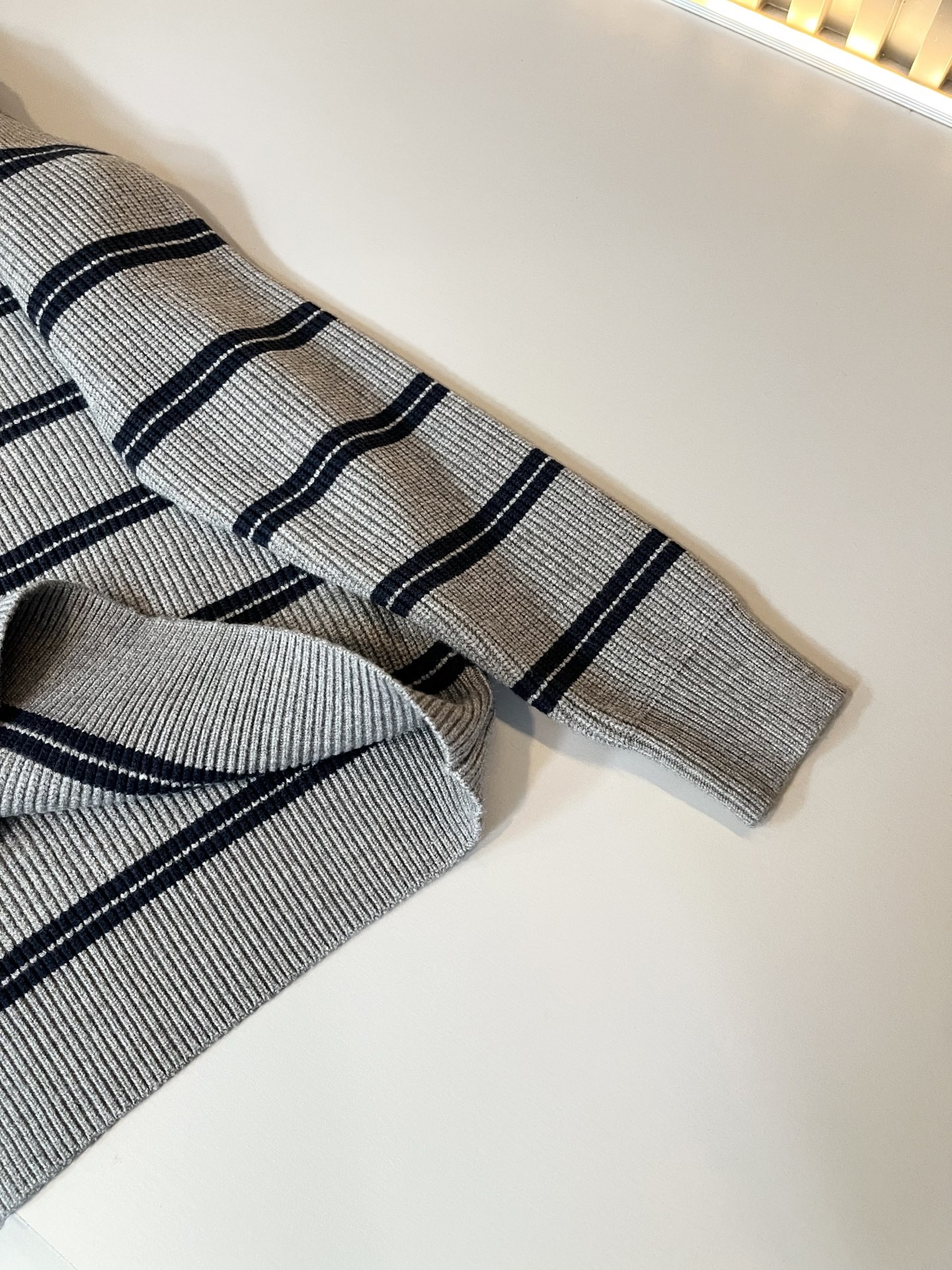 MIUMIU 谬谬 2025秋冬新款男女同款针织羊毛衫，品牌最新设计元素！既不单调也不复杂,恰到好处的展