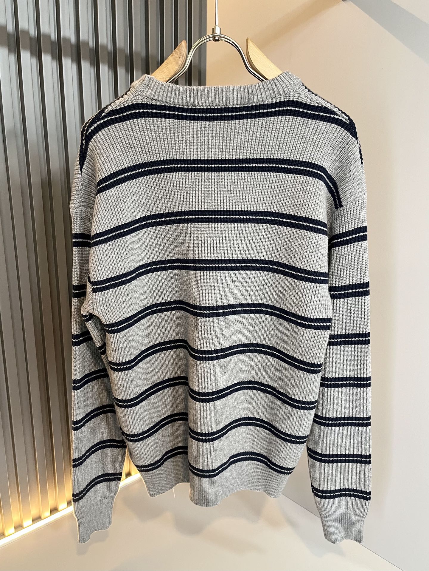 MIUMIU 谬谬 2025秋冬新款男女同款针织羊毛衫，品牌最新设计元素！既不单调也不复杂,恰到好处的展