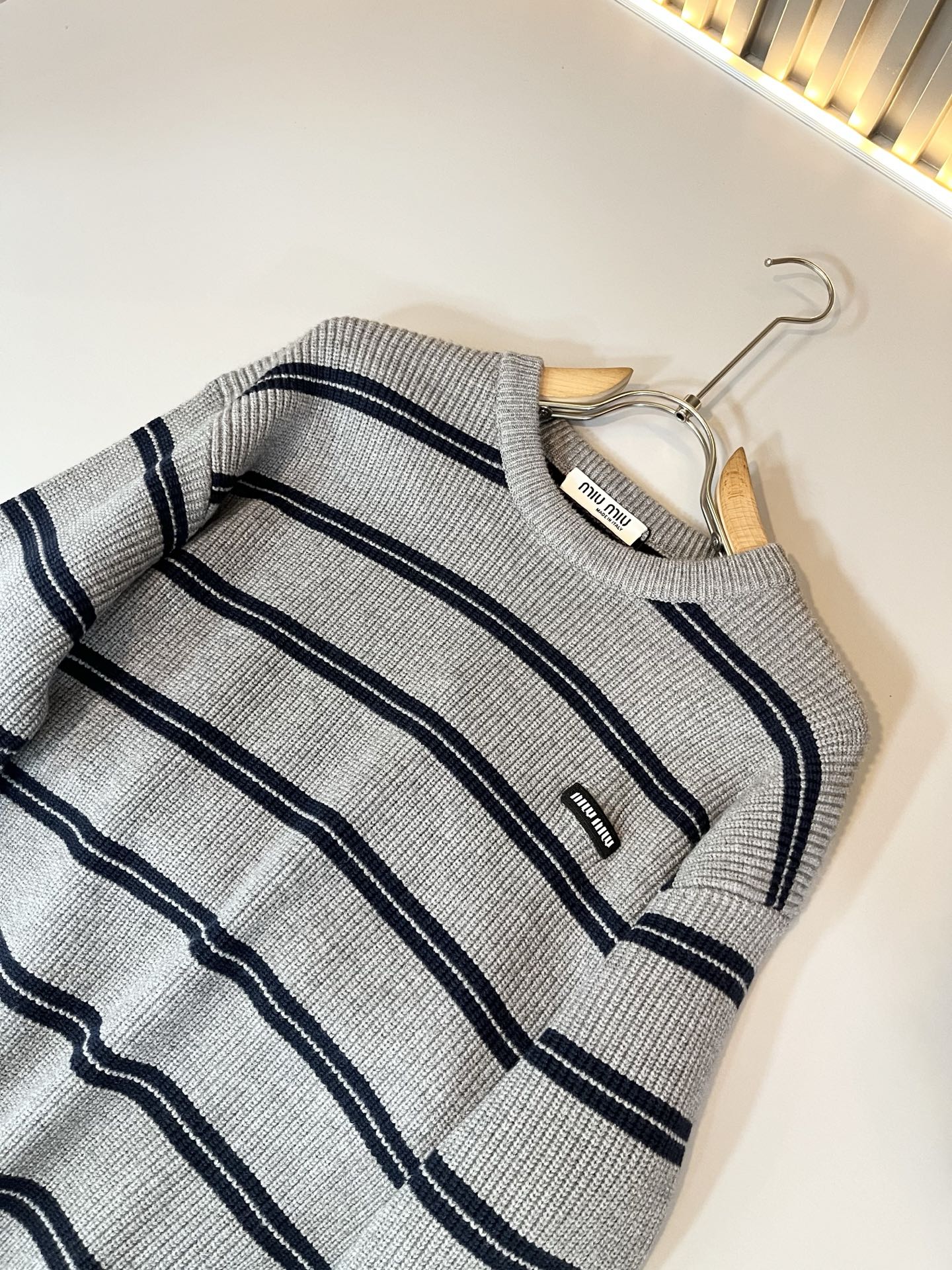 MIUMIU 谬谬 2025秋冬新款男女同款针织羊毛衫，品牌最新设计元素！既不单调也不复杂,恰到好处的展