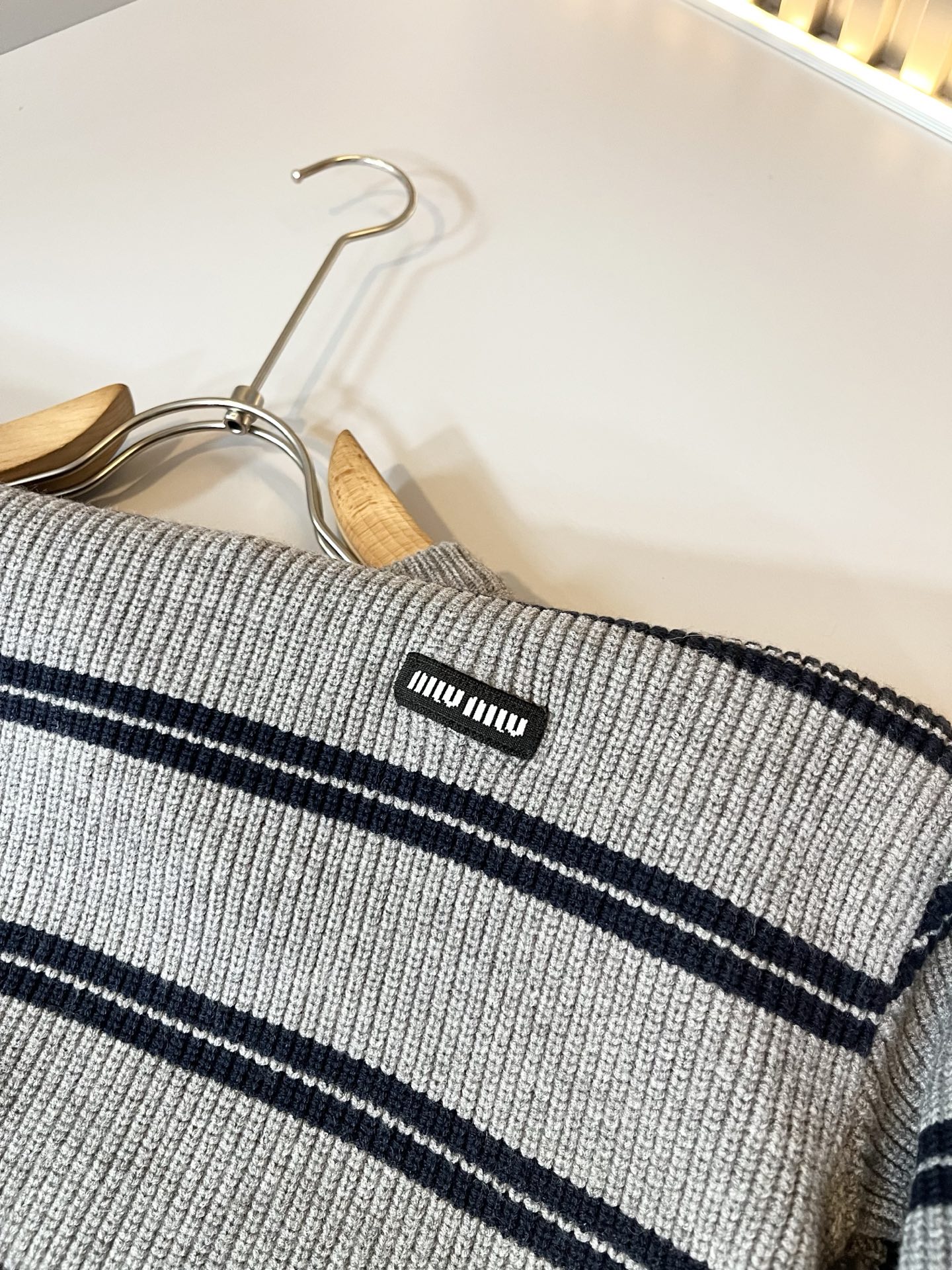 MIUMIU 谬谬 2025秋冬新款男女同款针织羊毛衫，品牌最新设计元素！既不单调也不复杂,恰到好处的展