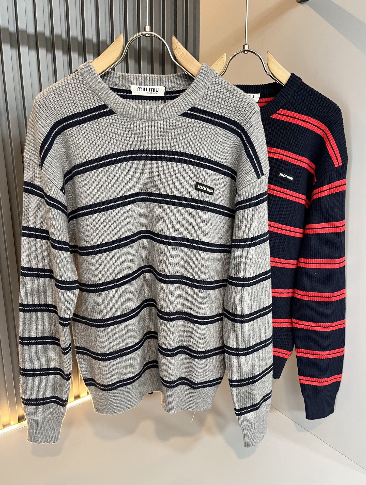 NO:596040,MIUMIU 2025 autumn and winter new knitted woolen sweaters for men and women, the brand's latest design elements!  It’s neither monotonous nor complicated, just the right amount to show off your taste!  Comfortable, sweat-absorbent and breathable are not a problem at all. The unique luxury feel of the fabric presents a simple and elegant temperament!  Chest logo design!  Full three-dimensional! Standard cutting design!  Every detail is in sync with high-end fashion. Size: M-3XL, miumiu, alexander wang19860909MIUMIU 谬谬 2025秋冬新款男女同款针织羊毛衫,品牌最新设计元素！既不单调也不复杂,恰到好处的展现品味！舒适吸汗透气根本不在话下,面料独具的高奢感呈现简约优雅气质！胸前logo设计！饱满立体!标准裁剪设计！每一处细节都是与高端时尚同步的体现.尺码:M-3XL,,miumiu,alexander wang,Men's clothing