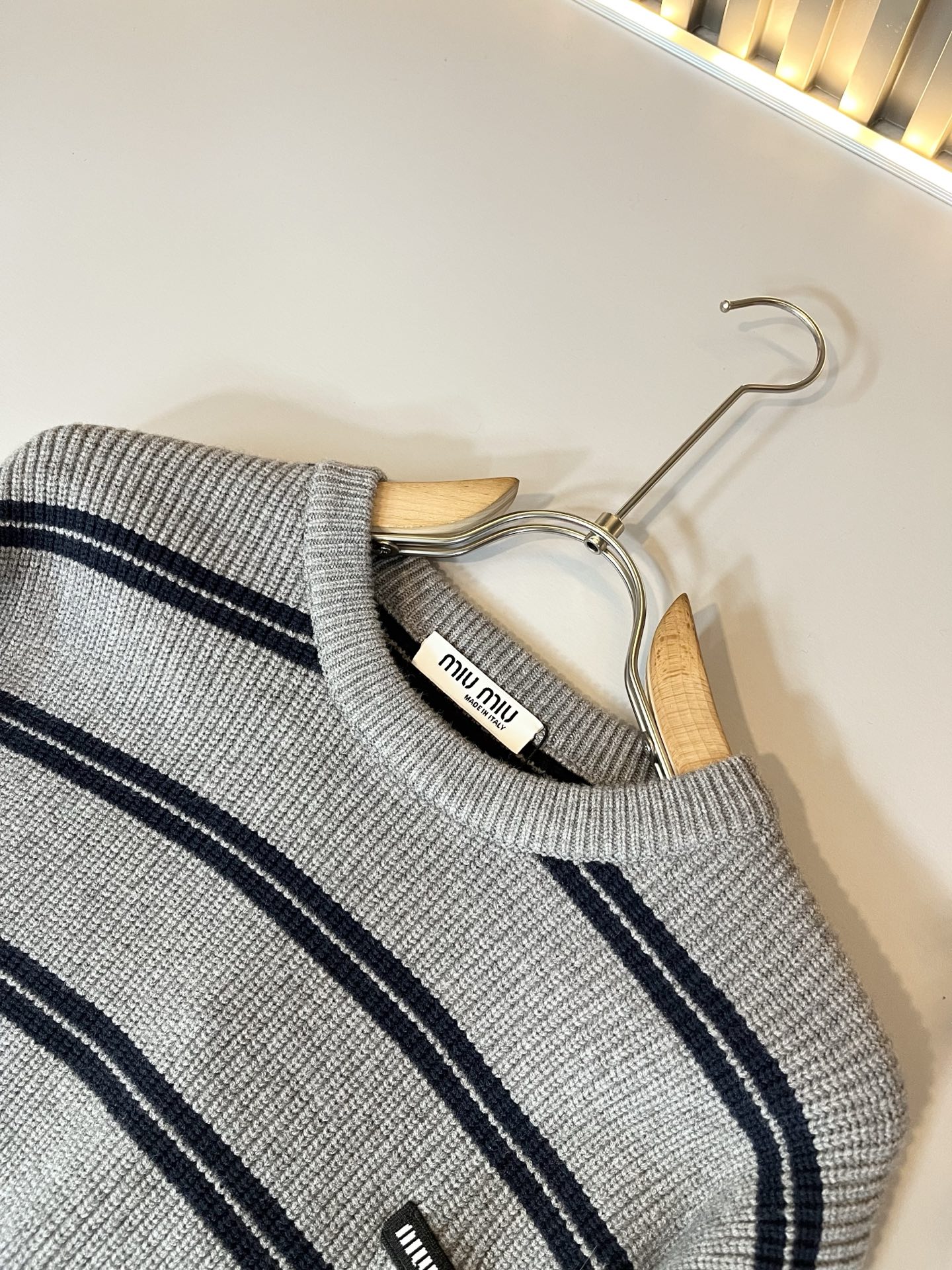 MIUMIU 谬谬 2025秋冬新款男女同款针织羊毛衫，品牌最新设计元素！既不单调也不复杂,恰到好处的展