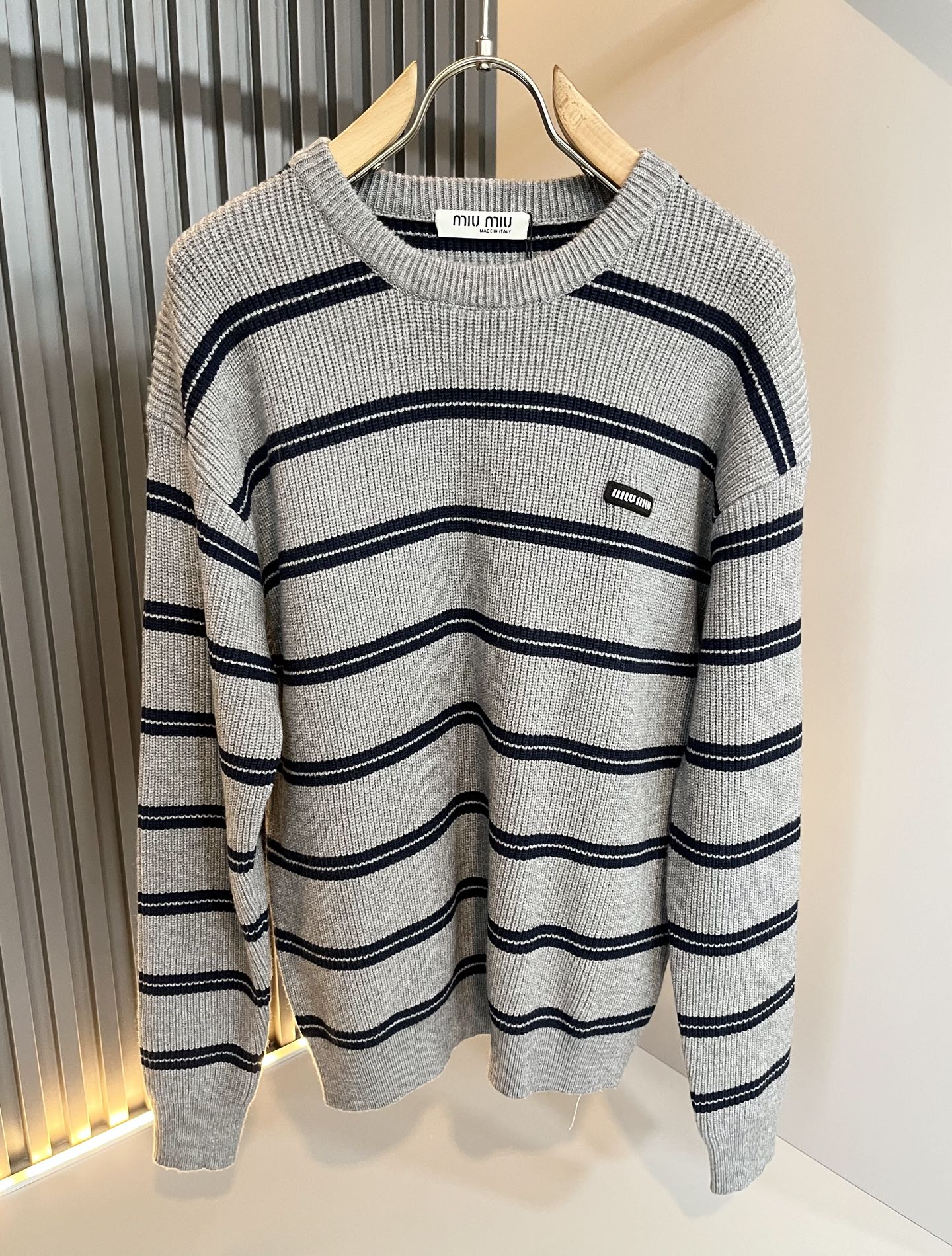 MIUMIU 谬谬 2025秋冬新款男女同款针织羊毛衫，品牌最新设计元素！既不单调也不复杂,恰到好处的展