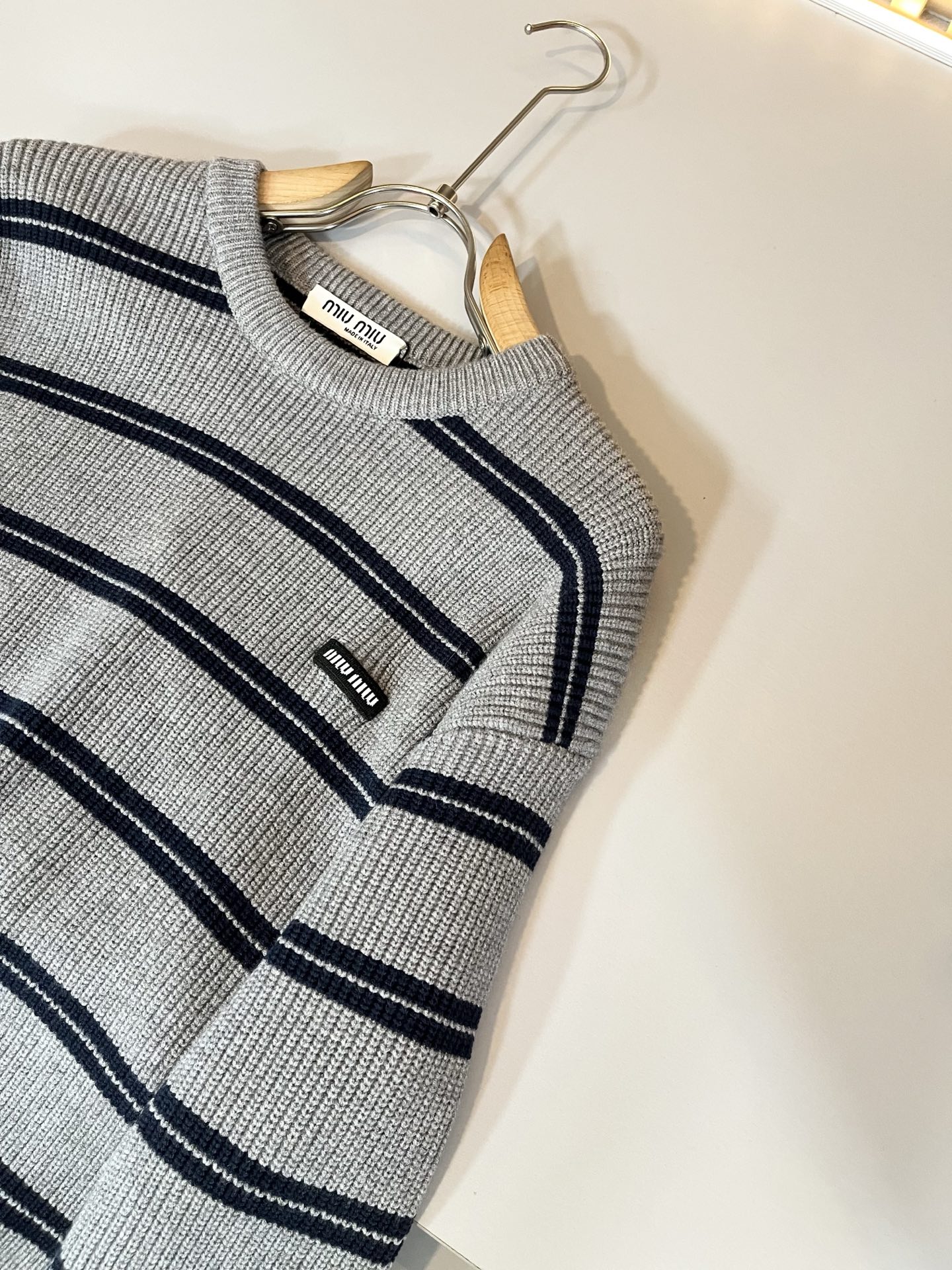 MIUMIU 谬谬 2025秋冬新款男女同款针织羊毛衫，品牌最新设计元素！既不单调也不复杂,恰到好处的展