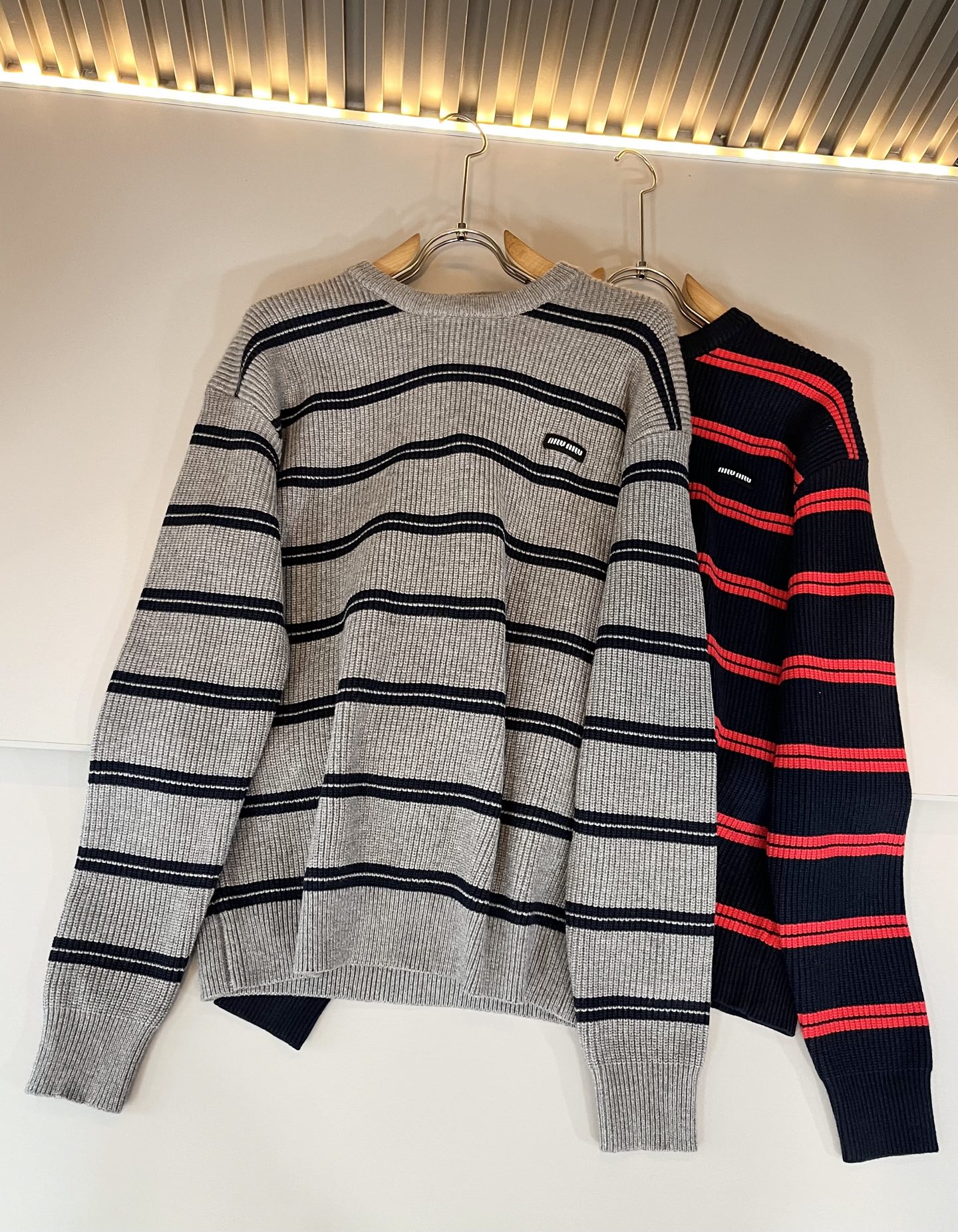 MIUMIU 谬谬 2025秋冬新款男女同款针织羊毛衫，品牌最新设计元素！既不单调也不复杂,恰到好处的展