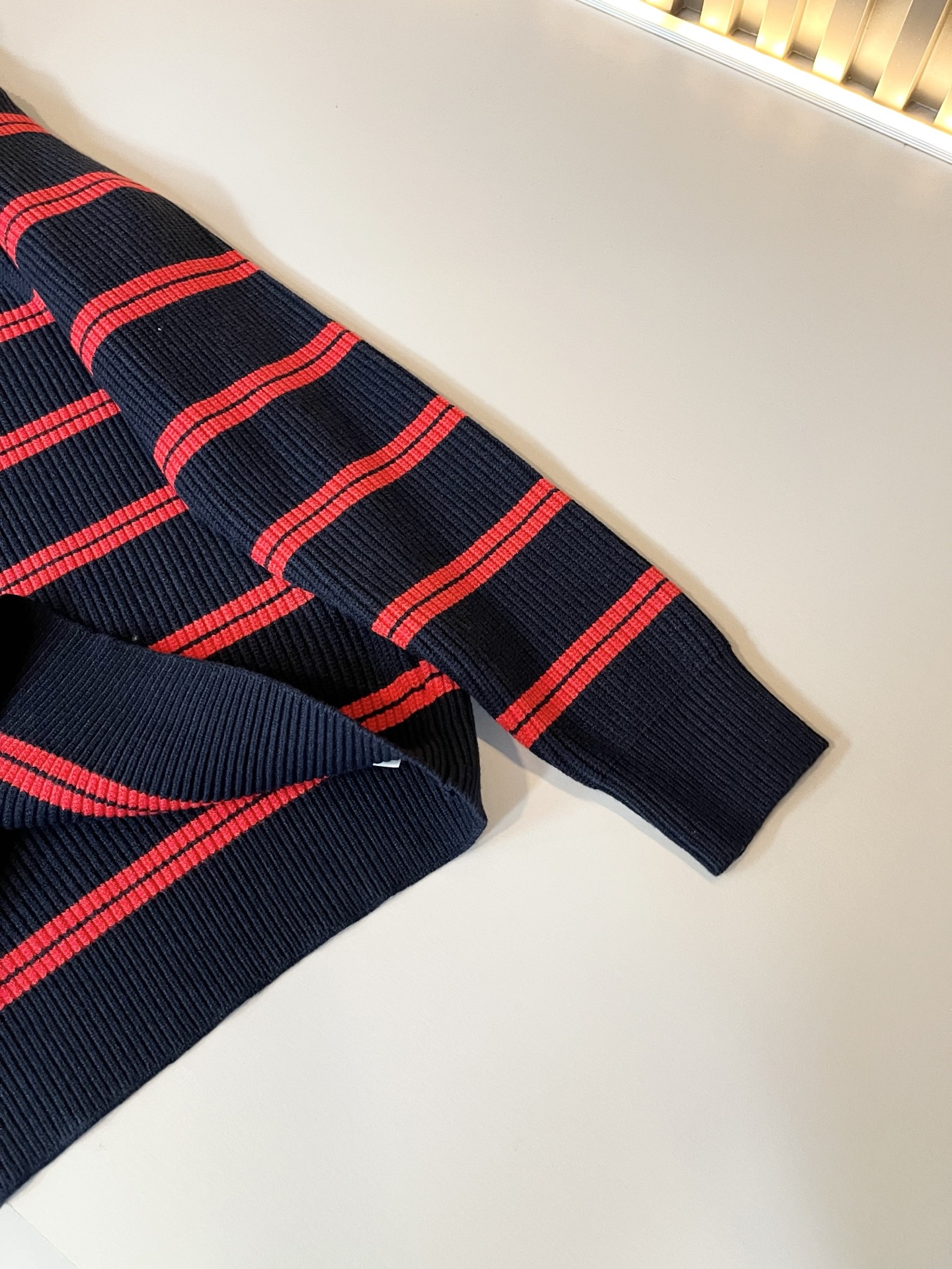 MIUMIU 谬谬 2025秋冬新款男女同款针织羊毛衫，品牌最新设计元素！既不单调也不复杂,恰到好处的展