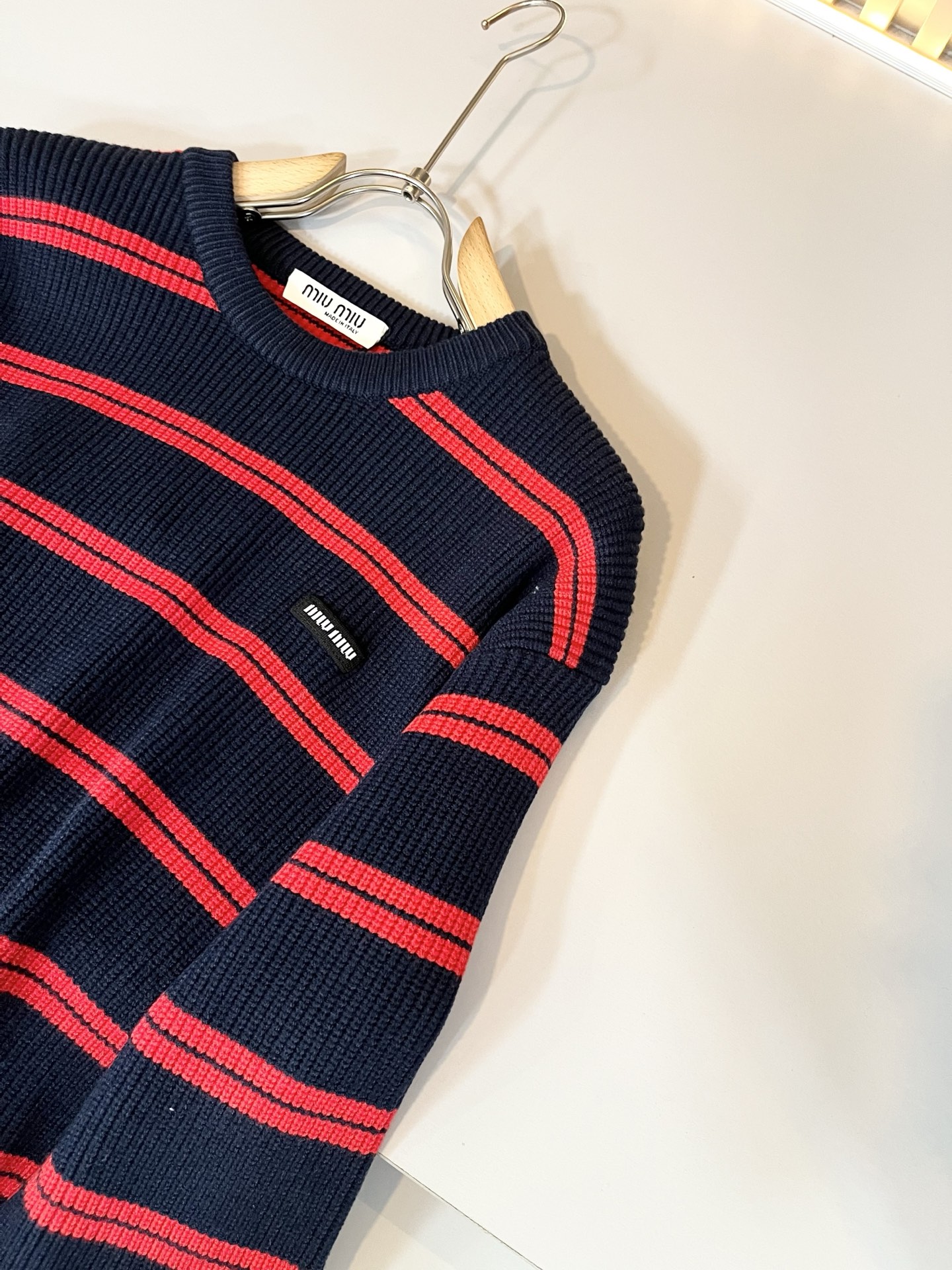 MIUMIU 谬谬 2025秋冬新款男女同款针织羊毛衫，品牌最新设计元素！既不单调也不复杂,恰到好处的展