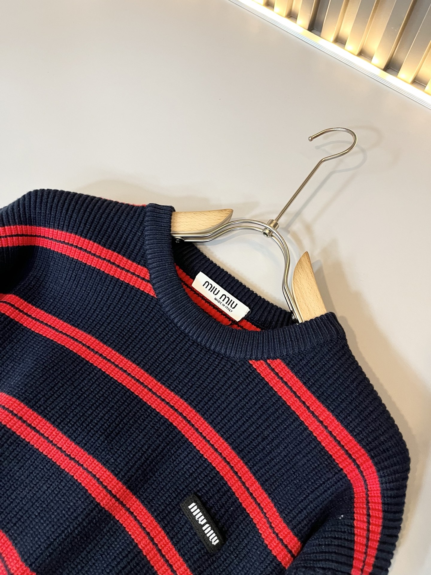 MIUMIU 谬谬 2025秋冬新款男女同款针织羊毛衫，品牌最新设计元素！既不单调也不复杂,恰到好处的展