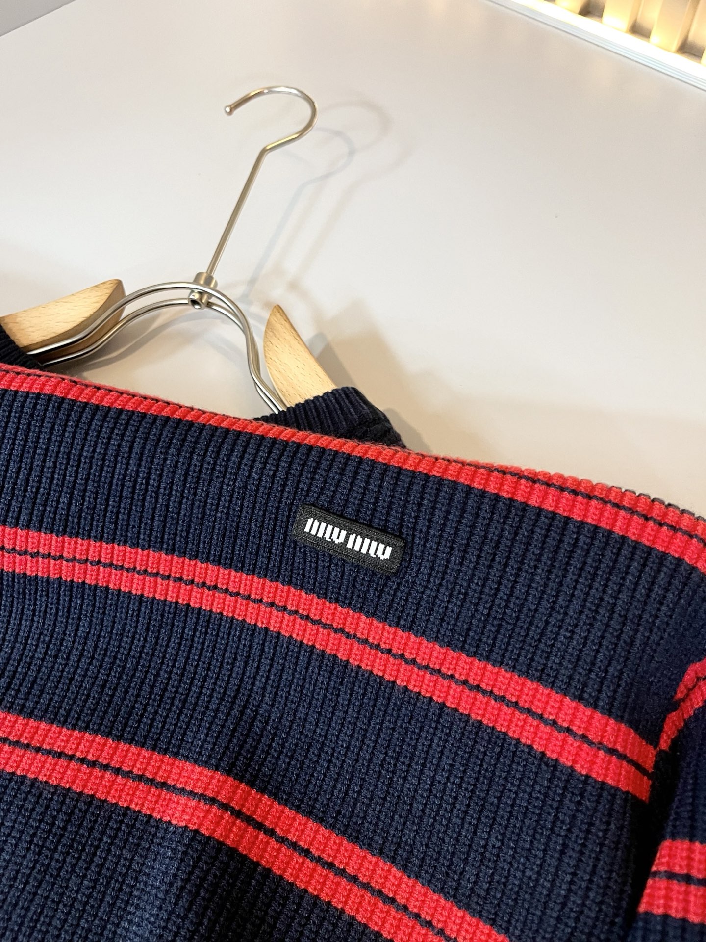 MIUMIU 谬谬 2025秋冬新款男女同款针织羊毛衫，品牌最新设计元素！既不单调也不复杂,恰到好处的展