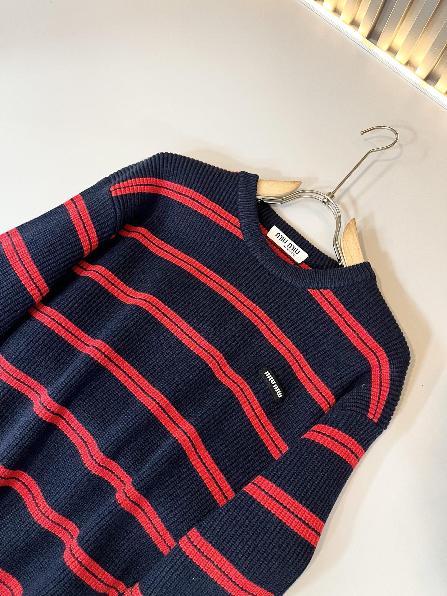 MIUMIU 谬谬 2025秋冬新款男女同款针织羊毛衫，品牌最新设计元素！既不单调也不复杂,恰到好处的展