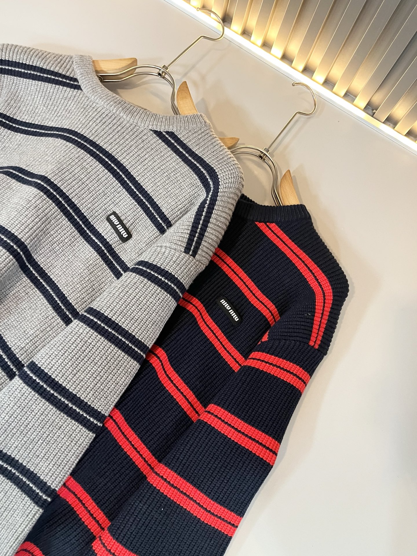 MIUMIU 谬谬 2025秋冬新款男女同款针织羊毛衫，品牌最新设计元素！既不单调也不复杂,恰到好处的展