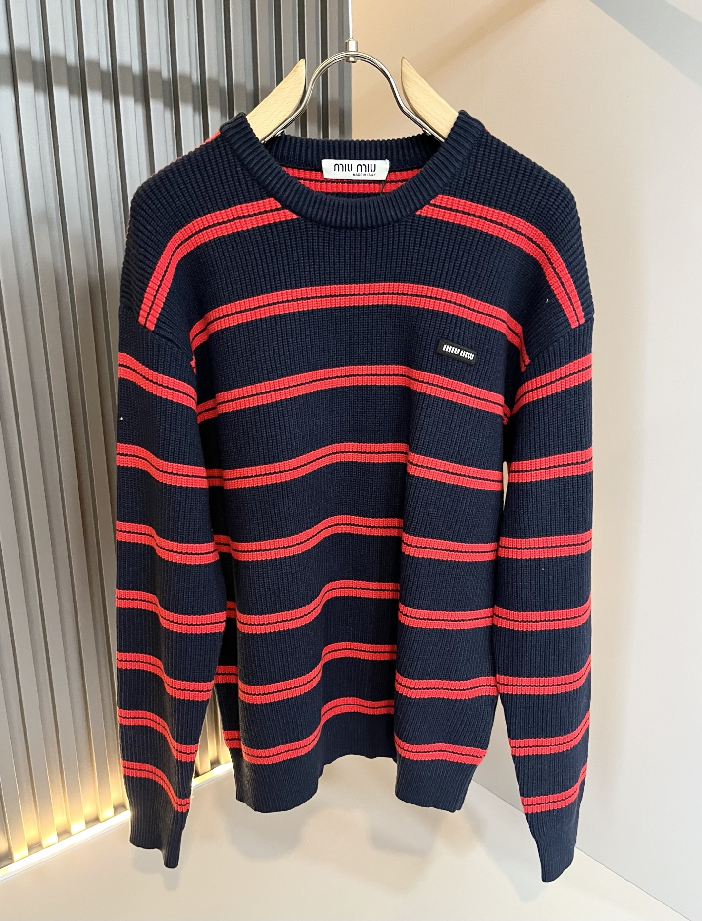 MIUMIU 谬谬 2025秋冬新款男女同款针织羊毛衫，品牌最新设计元素！既不单调也不复杂,恰到好处的展