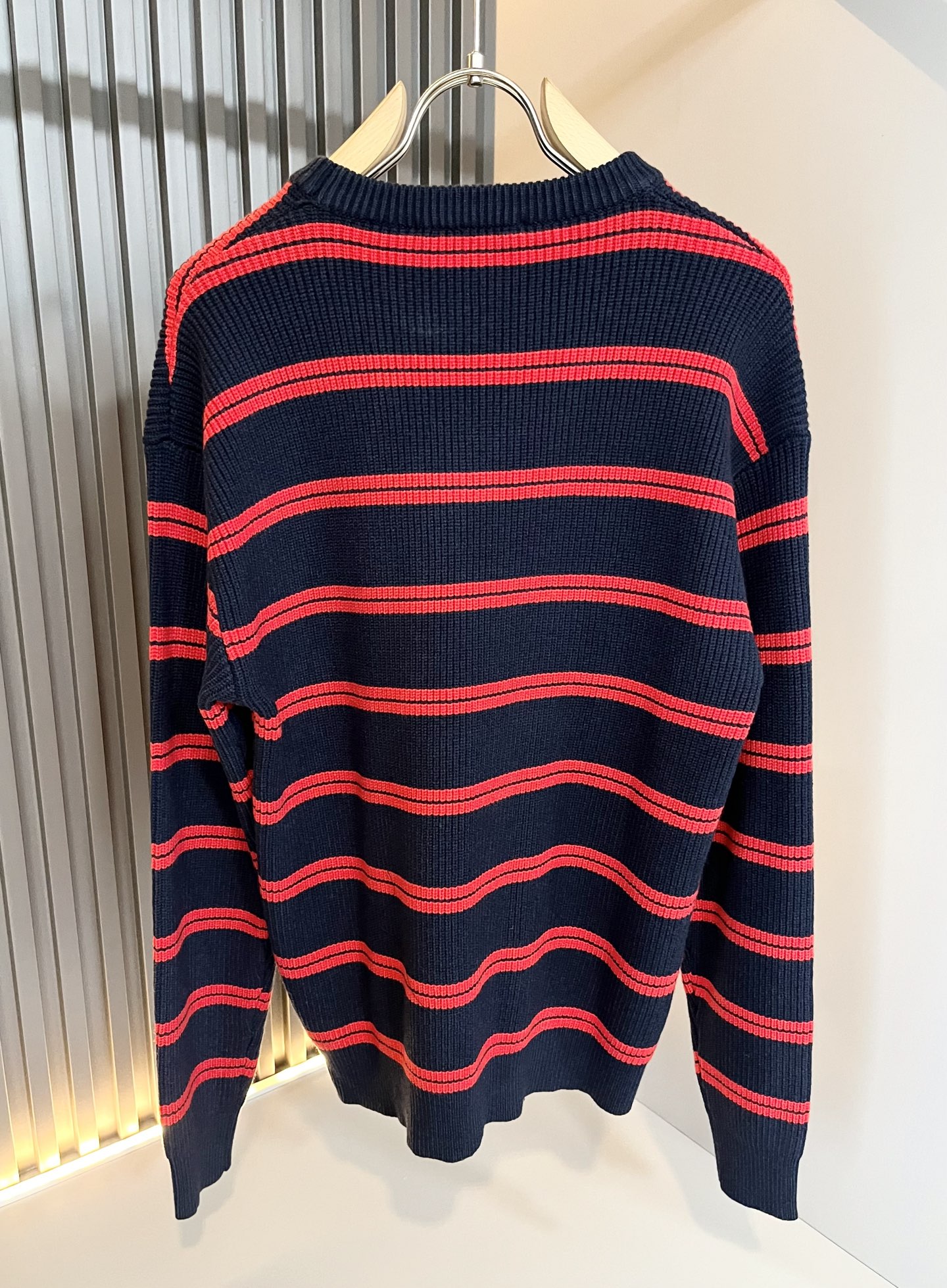 MIUMIU 谬谬 2025秋冬新款男女同款针织羊毛衫，品牌最新设计元素！既不单调也不复杂,恰到好处的展