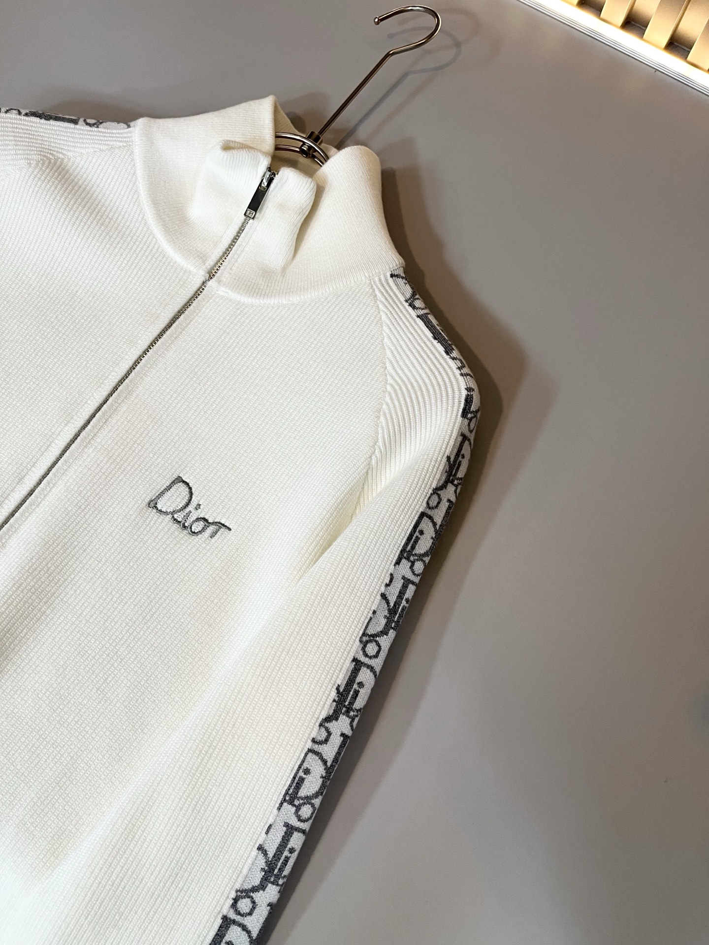 Dio*迪家 2025秋冬新款男女同款👫针织羊毛开衫，专柜同步发售！定制专属羊毛🐑面料，从容百搭，档次极