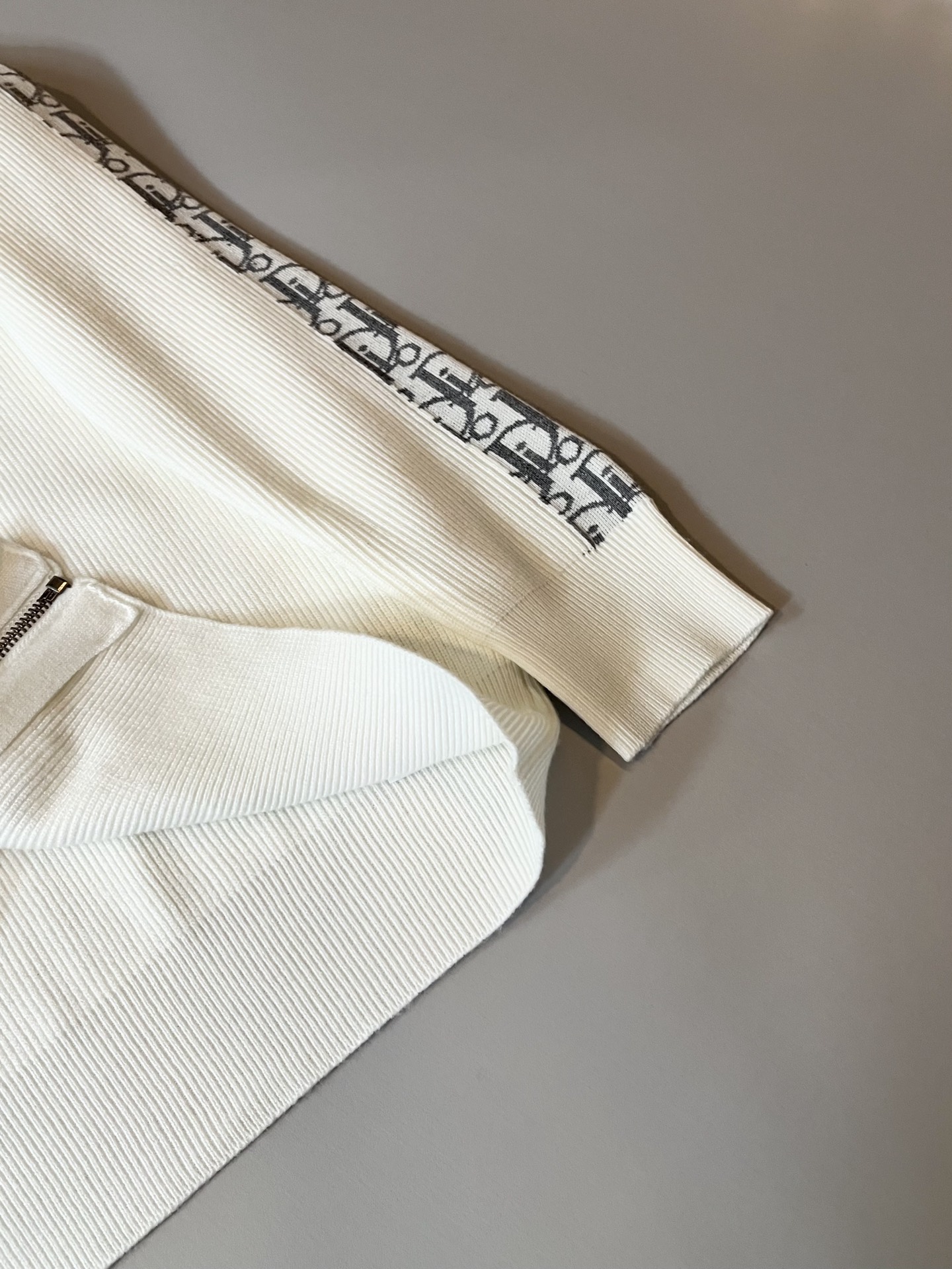 Dio*迪家 2025秋冬新款男女同款👫针织羊毛开衫，专柜同步发售！定制专属羊毛🐑面料，从容百搭，档次极