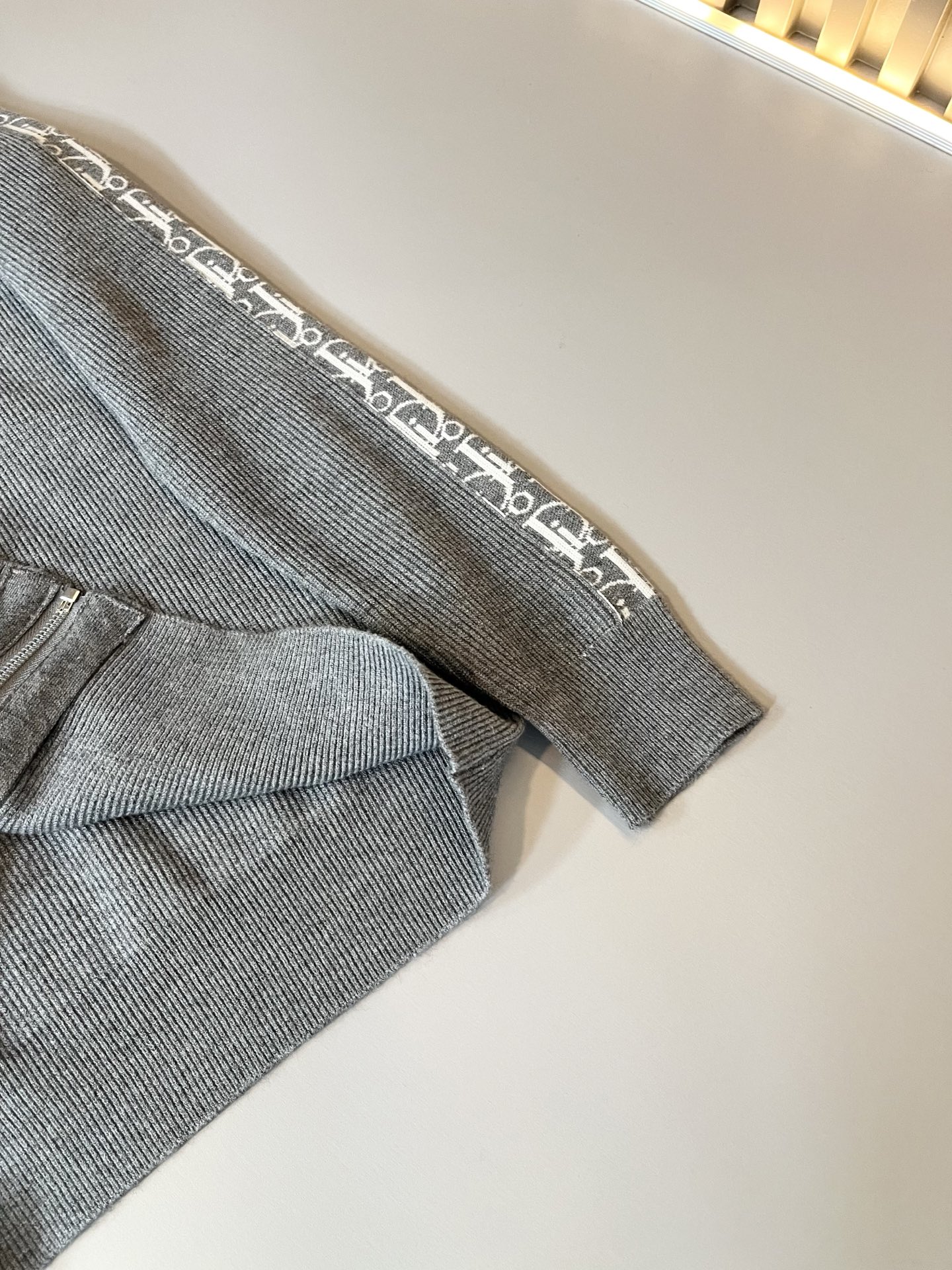 Dio*迪家 2025秋冬新款男女同款👫针织羊毛开衫，专柜同步发售！定制专属羊毛🐑面料，从容百搭，档次极