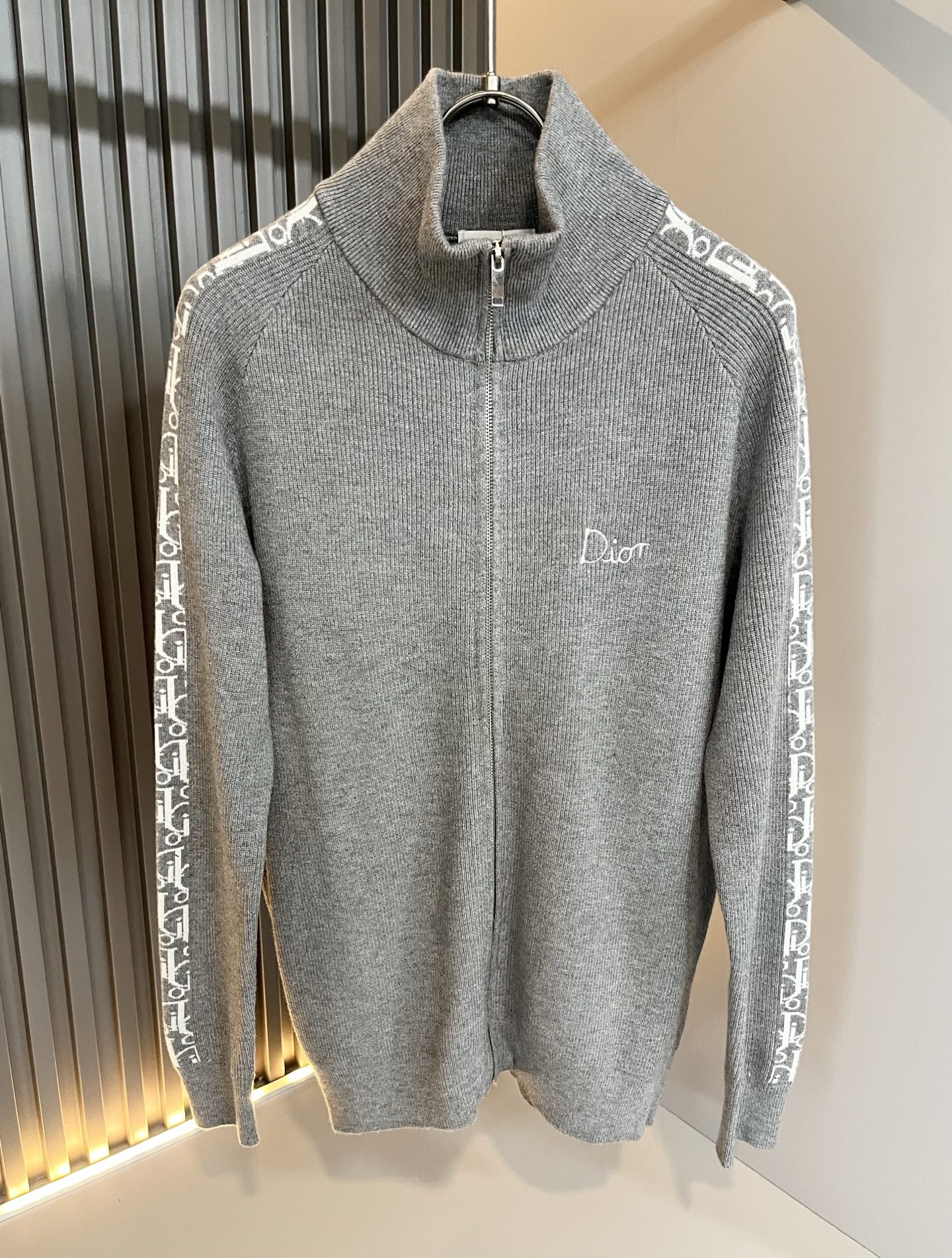 Dio*迪家 2025秋冬新款男女同款👫针织羊毛开衫，专柜同步发售！定制专属羊毛🐑面料，从容百搭，档次极