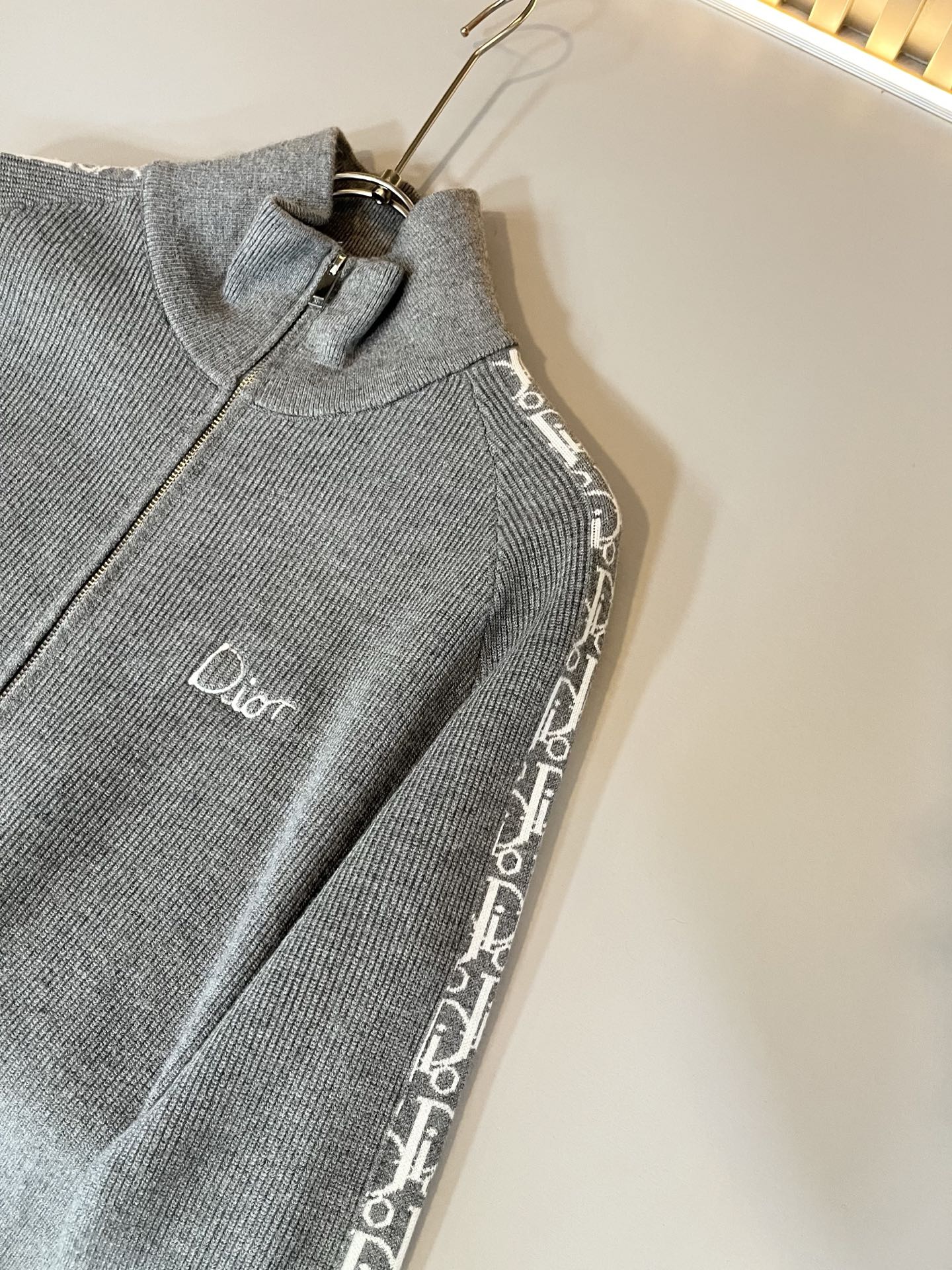 Dio*迪家 2025秋冬新款男女同款👫针织羊毛开衫，专柜同步发售！定制专属羊毛🐑面料，从容百搭，档次极