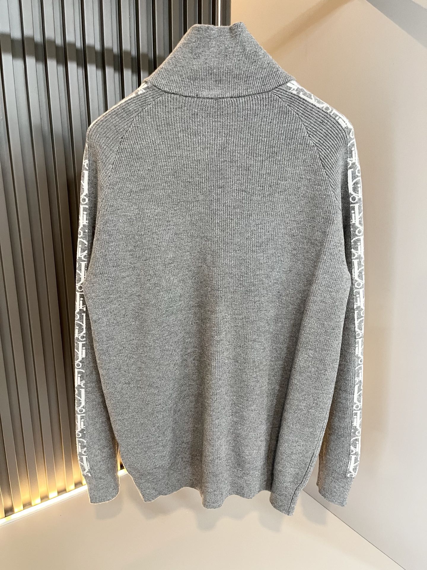 Dio*迪家 2025秋冬新款男女同款👫针织羊毛开衫，专柜同步发售！定制专属羊毛🐑面料，从容百搭，档次极