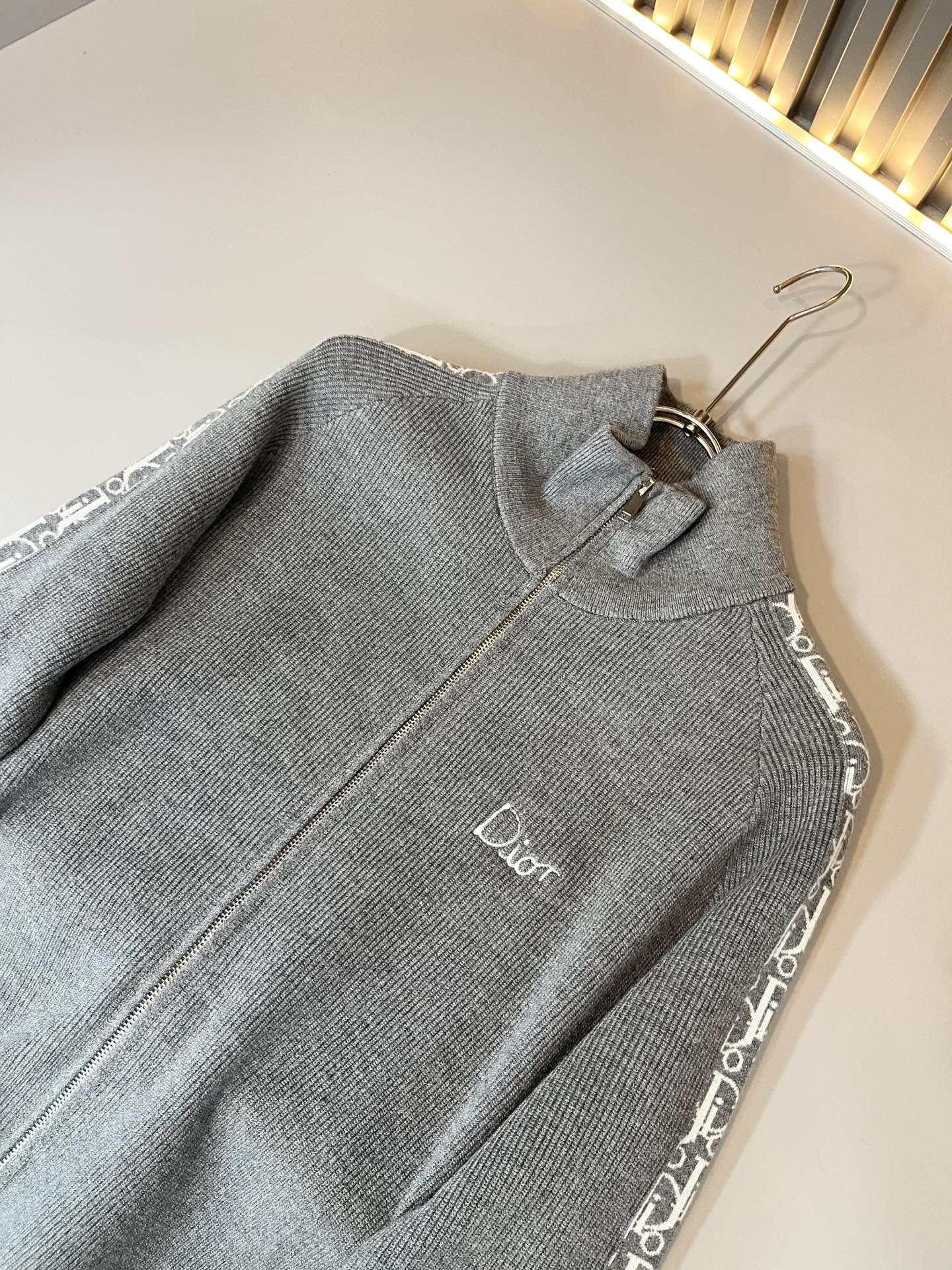 Dio*迪家 2025秋冬新款男女同款👫针织羊毛开衫，专柜同步发售！定制专属羊毛🐑面料，从容百搭，档次极