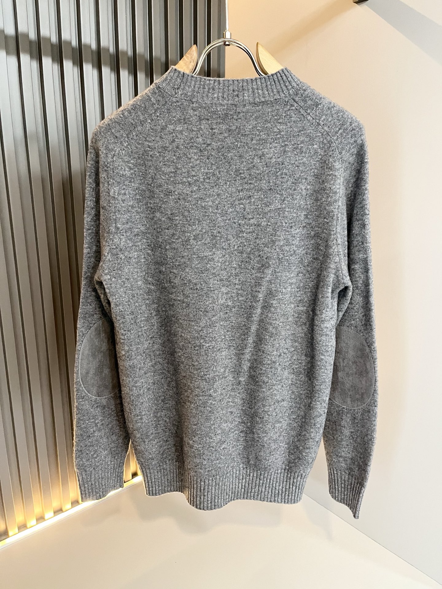 Bur*erry 巴*莉 2025秋冬新款针织羊毛衫，胸前设计标志logo图案刺绣设计！品牌经典设计元素