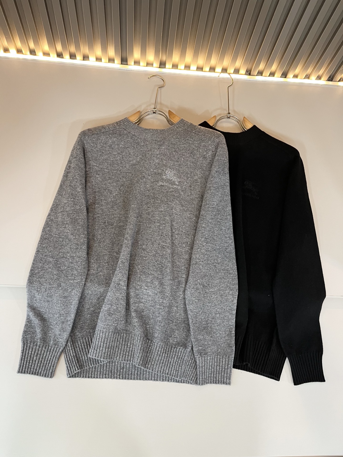 Bur*erry 巴*莉 2025秋冬新款针织羊毛衫，胸前设计标志logo图案刺绣设计！品牌经典设计元素