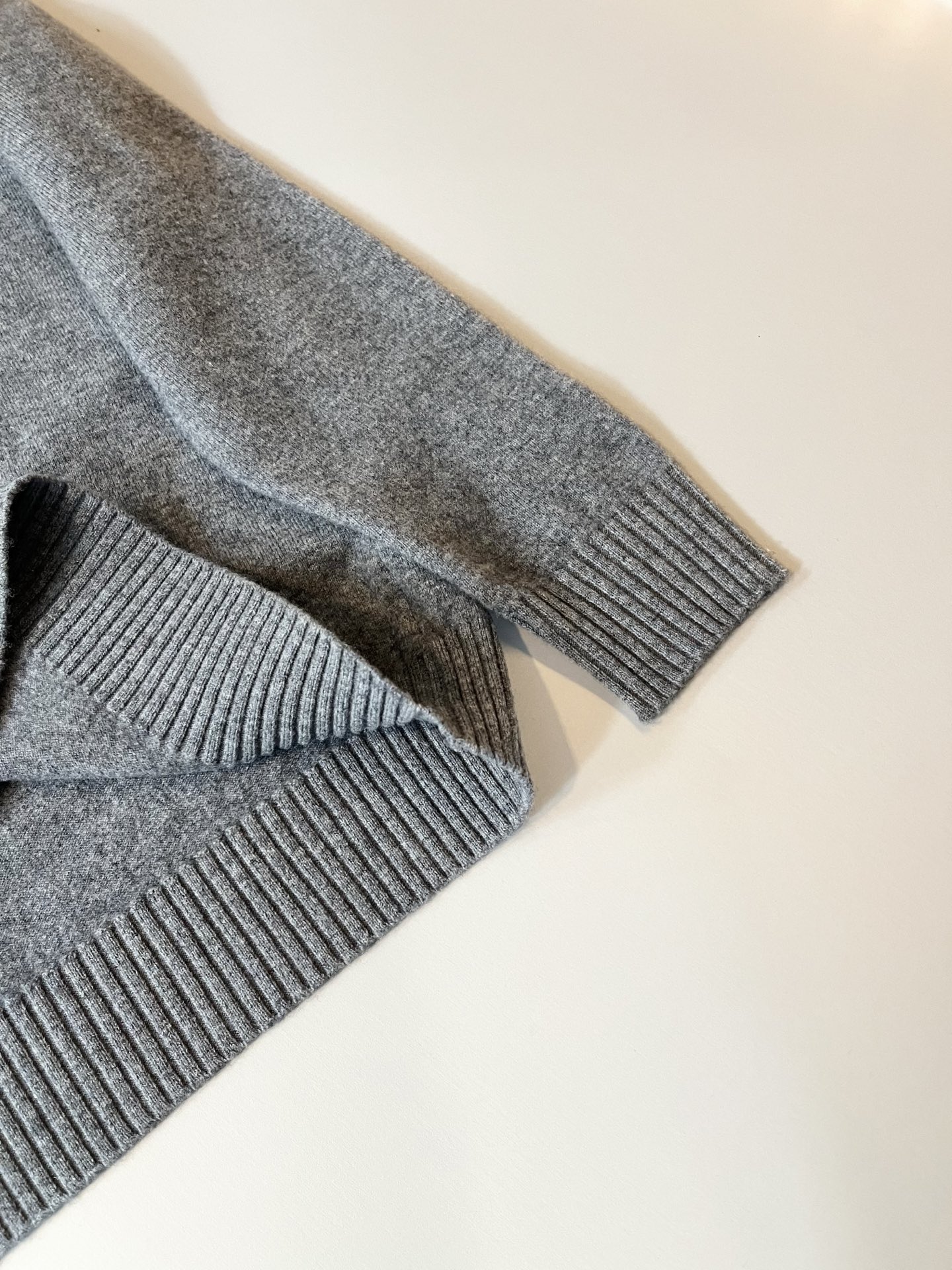 Bur*erry 巴*莉 2025秋冬新款针织羊毛衫，胸前设计标志logo图案刺绣设计！品牌经典设计元素