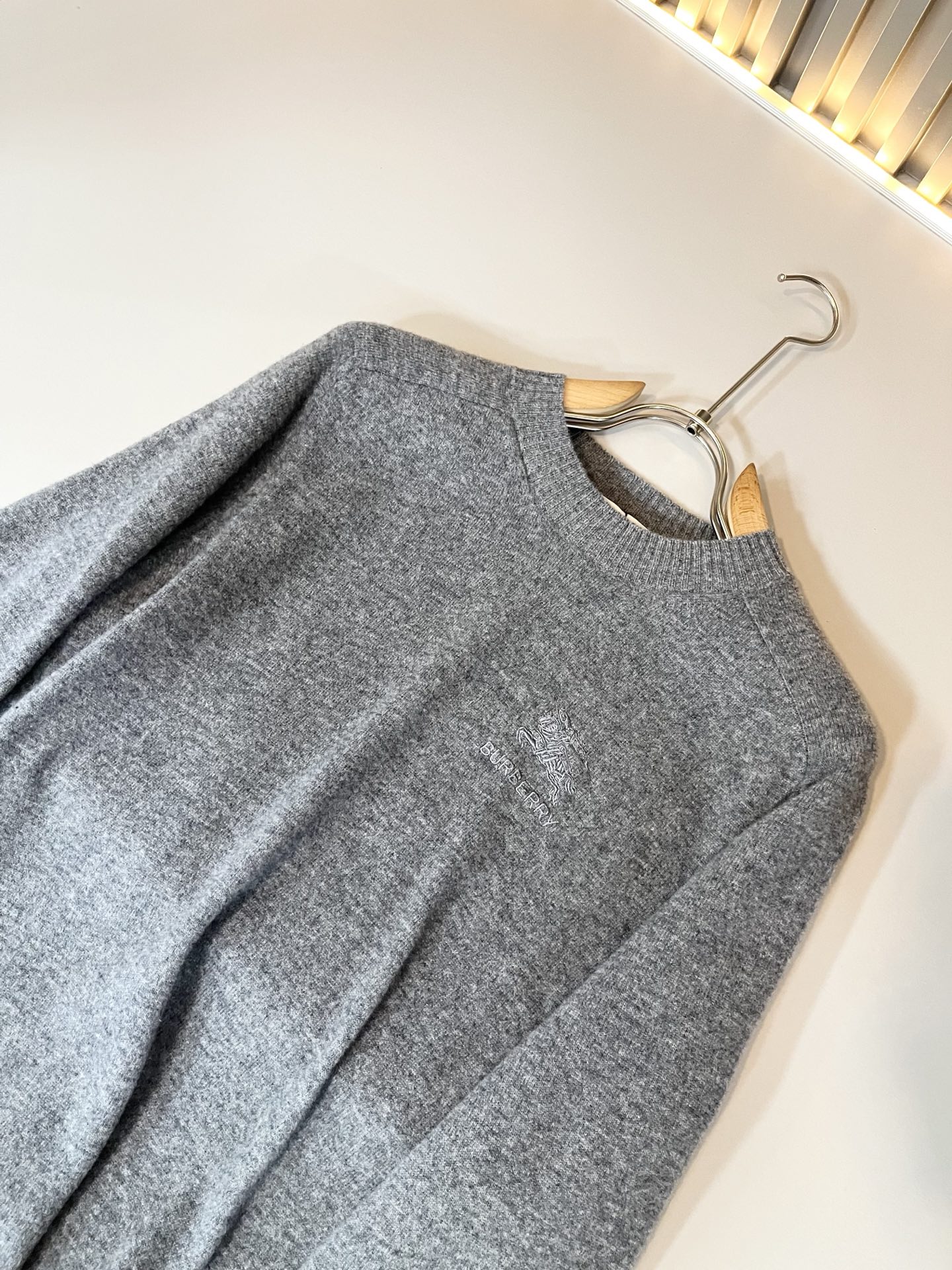 Bur*erry 巴*莉 2025秋冬新款针织羊毛衫，胸前设计标志logo图案刺绣设计！品牌经典设计元素