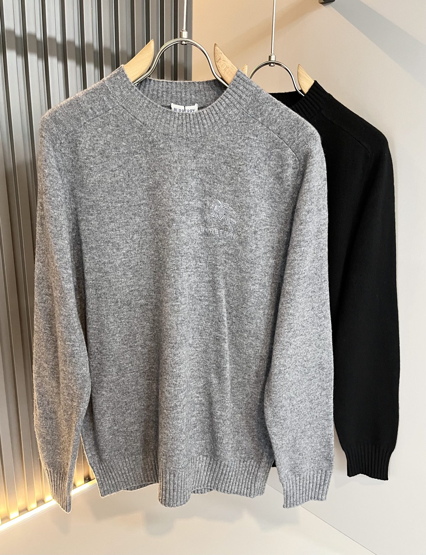 NO:596016,Bur*erry 2025 autumn and winter new knitted woolen sweater with logo embroidery design on the chest!  Brand classic design elements!  It’s neither monotonous nor complicated, just the right amount to show off your taste!  Customized wool fabrics for customers!  Comfortable and breathable are not a problem at all, and the unique luxury feel of the fabric presents a simple and elegant temperament!  Every detail is in sync with high-end fashion. Sizes: M-3XL, burberry, alexander wang19860909Bur*erry 巴*莉 2025秋冬新款针织羊毛衫,胸前设计标志logo图案刺绣设计！品牌经典设计元素！既不单调也不复杂,恰到好处的展现品味！客供定制羊毛面料！舒适透气根本不在话下,面料独具的高奢感呈现简约优雅气质！每一处细节都是与高端时尚同步的体现.尺码:M-3XL,,burberry,alexander wang,Men's clothing